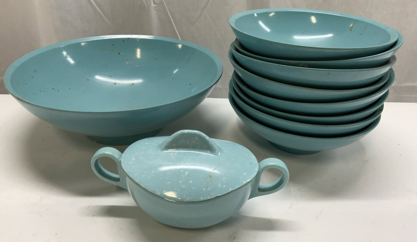 Lot Vntg. BOONTONWARE USA Bowls & Sugar Bowl W Lid: Group Lot Vntg. BOONTONWARE USA Bowls & Sugar Bowl W Lid Light blue Boonton ware set, 1 big melamine bowl, 8 bowls & a sugar bowl w lid. Lid has a speckled pattern, and sugar bowl has 2 handles. Under