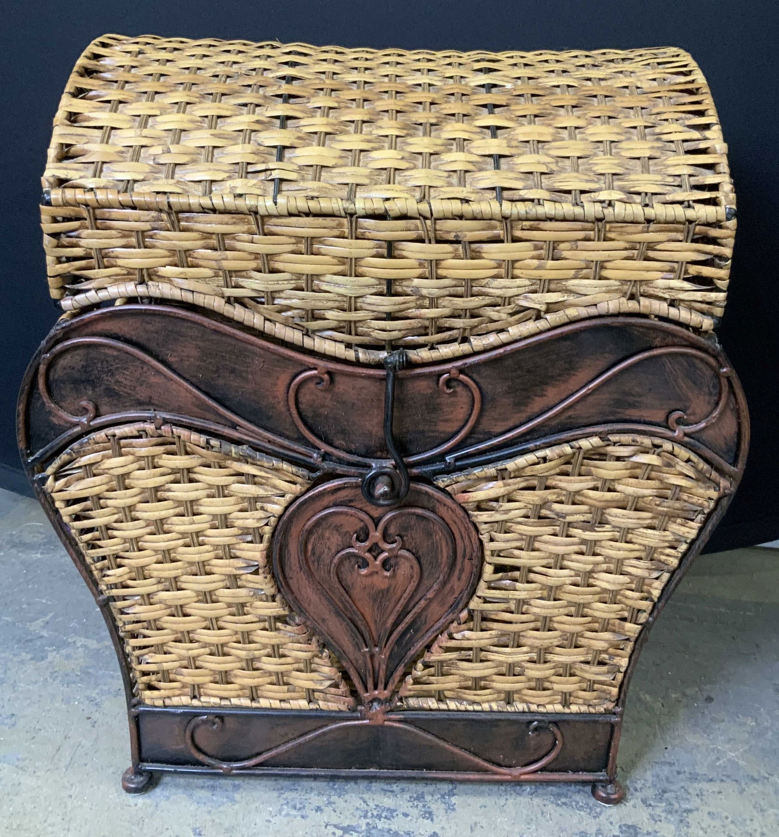 Woven Wicker Scrolled Metal Heart Motif Basket (1 of 11)