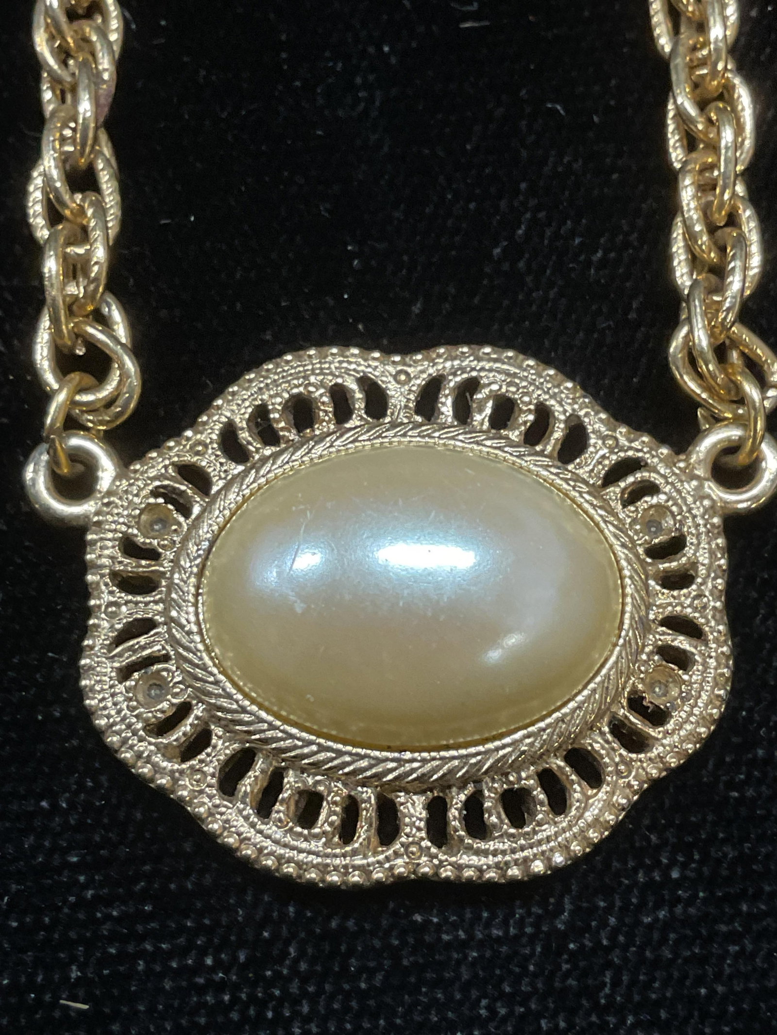 1928 Gold Tn Faux Pearl Pendant Necklace: 1928 brand label gold tone pendant necklace with faux pearl. Signed on hang tag. Drop length approx 8.5 inches. Some wear including scratching observed. Jewelry, costume jewelry, estate jewelry, cockt