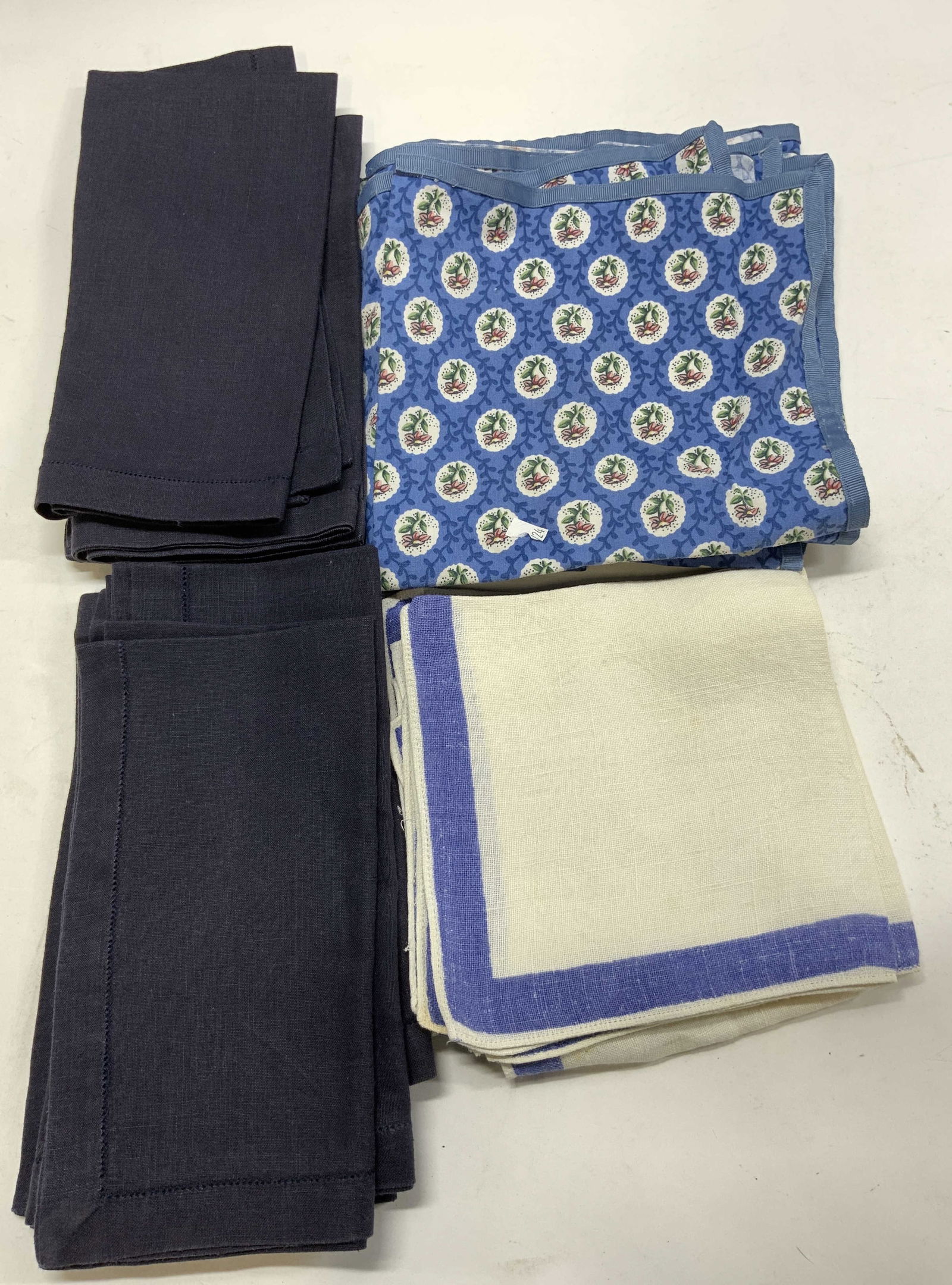 Lot 14+ Assorted Navy&Blue Floral Kitchen Napkins: Lot 14+ Assorted Navy&Blue Floral Kitchen Napkins 6 navy kitchen napkins, 4 white & blue napkins & 5 blue floral napkins. Surface wear consistent to age, use & exposure. Measurements: length 16.5in x