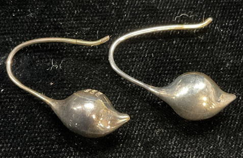 Vtg Michael Dawkins Sterling Silver Earrings: Vintage signed Michael Dawkins sterling silver teardrop earrings. Marked sterling. Measure approx .5 inches long. Total weight .16 ozt. Some wear including scratching observed. Jewelry, estate jewelry
