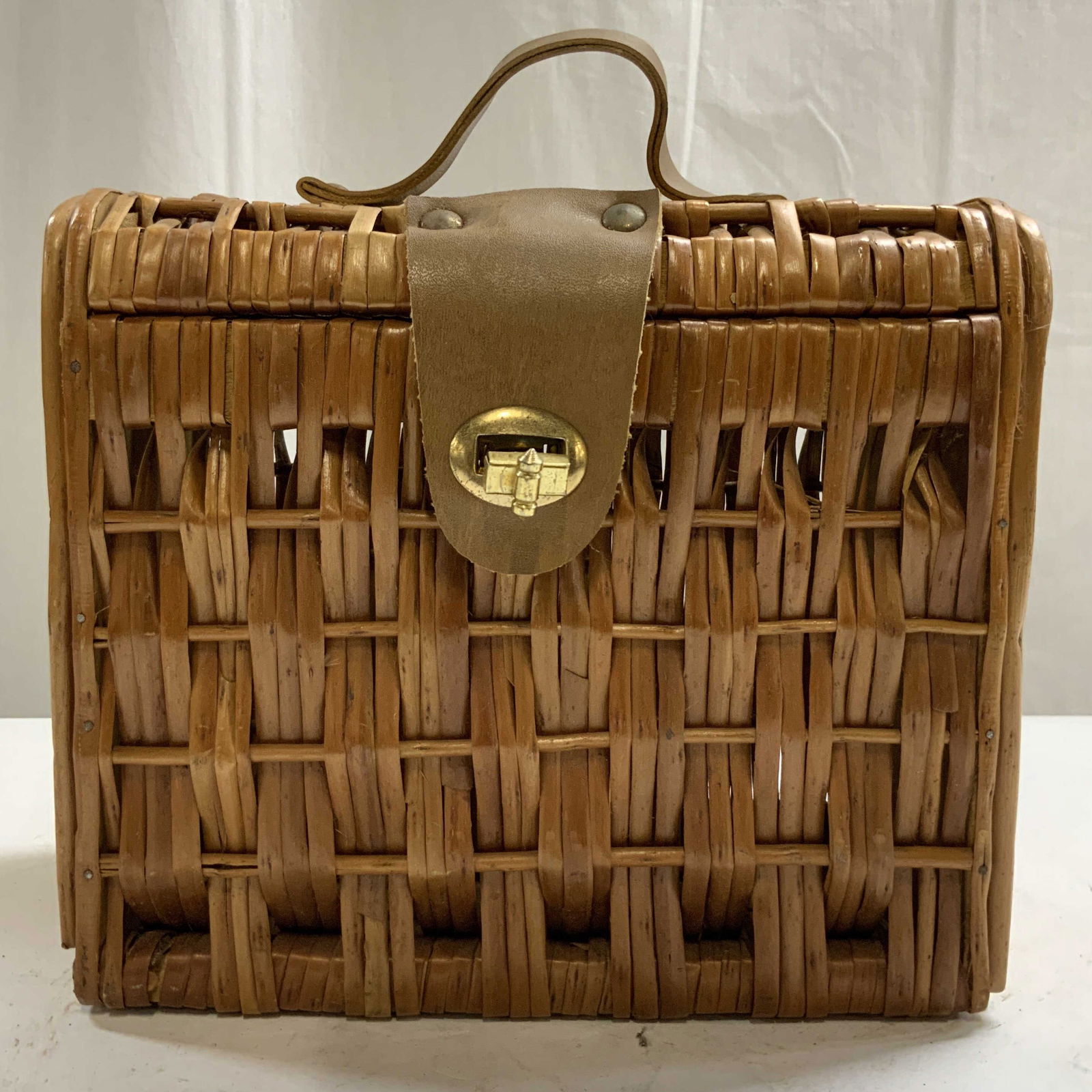 Vntg Woven Wicker Basket Purse W Handle & Lid (1 of 7)