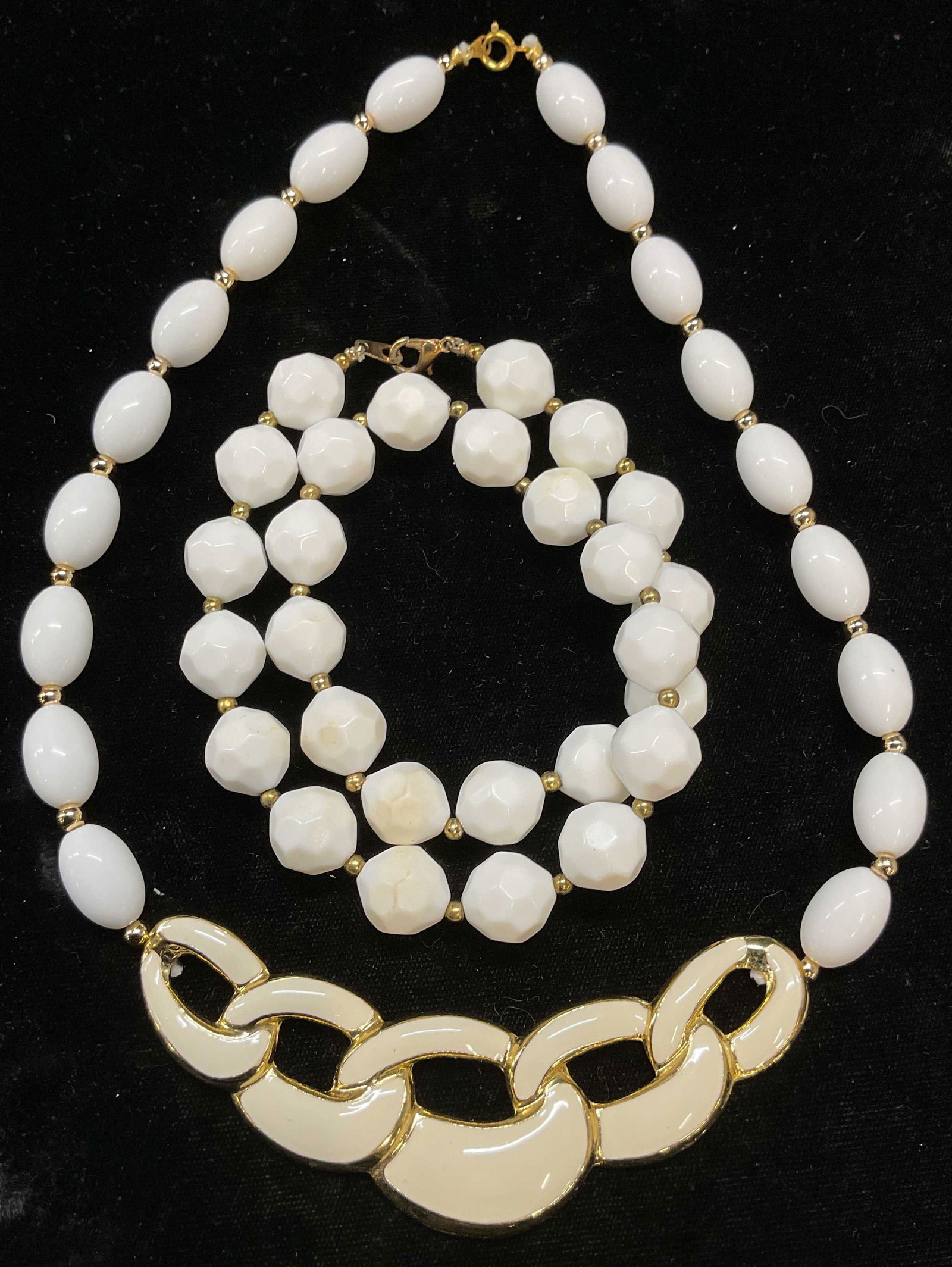 Lot 2 Vtg White Gold Tone Beaded Necklaces (1 of 6)