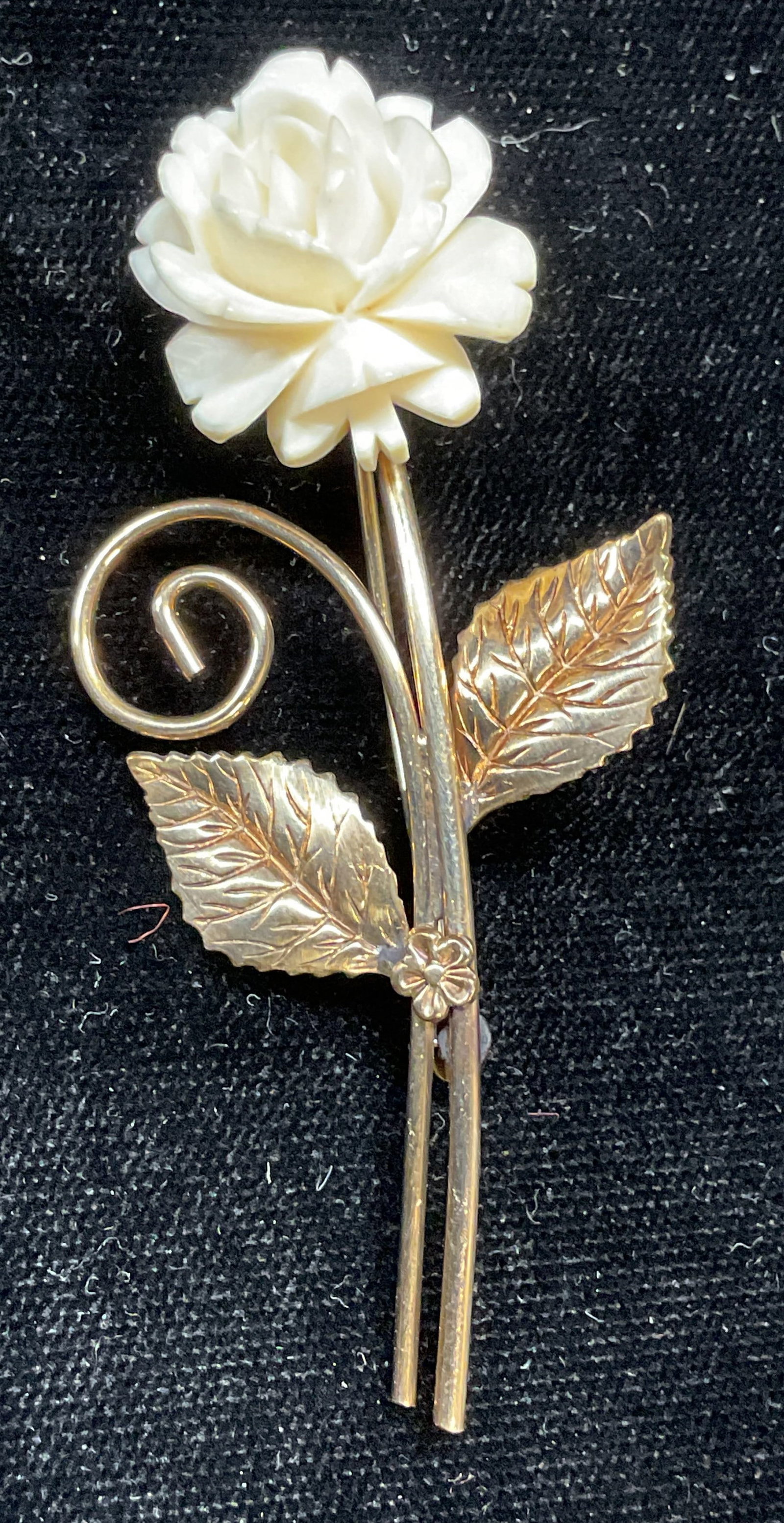 Vtg Winard 12k GF White Floral Brooch: Vintage Winard 12k gold filled white flower brooch. Signed. Marked 12k gold filled. Measures approx 2.5 x 1 inches. Some wear including scratching observed. Jewelry, estate jewelry, costume jewelry, c
