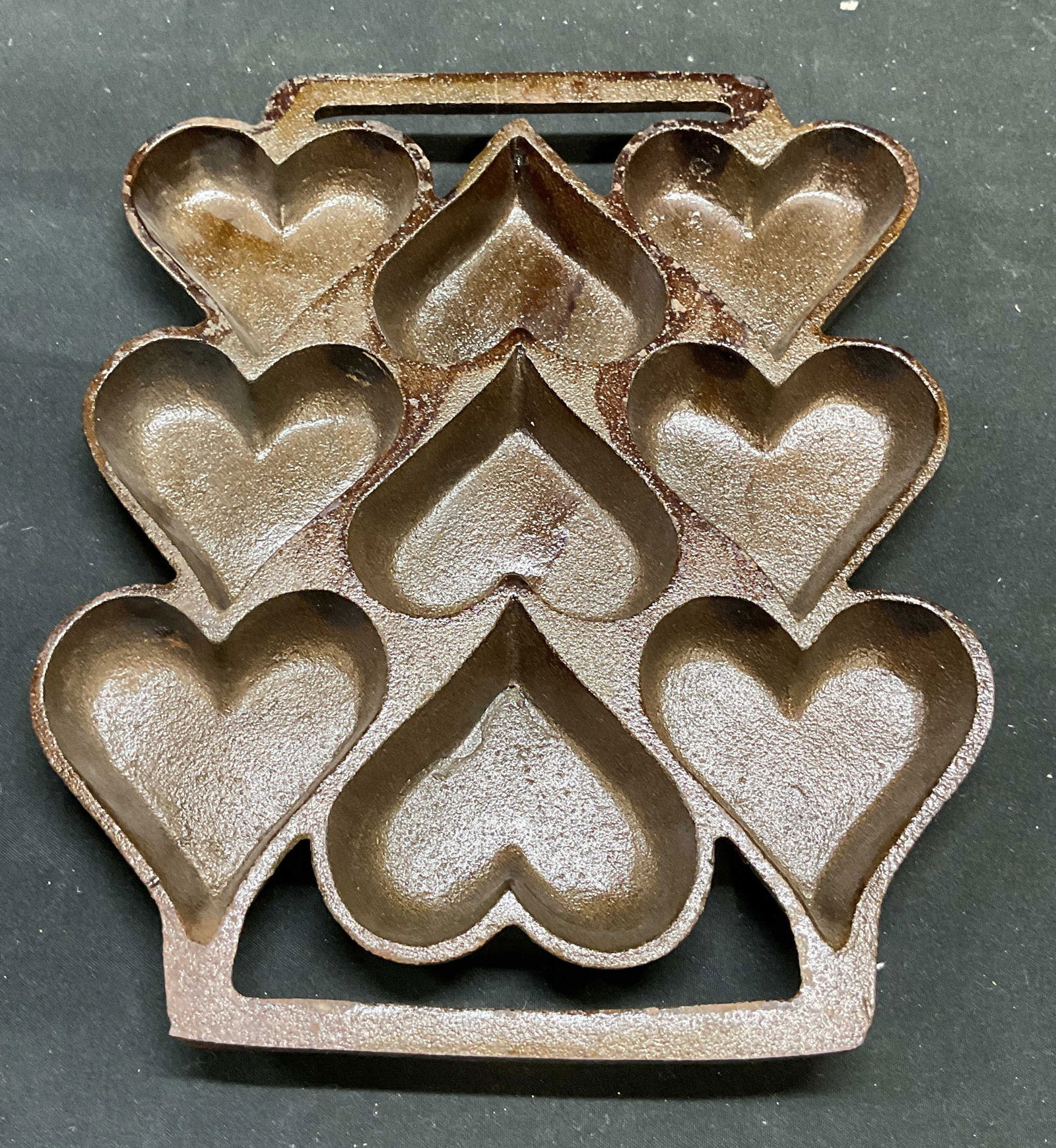 Vintage Cast Iron Heart Baking Pan (1 of 5)
