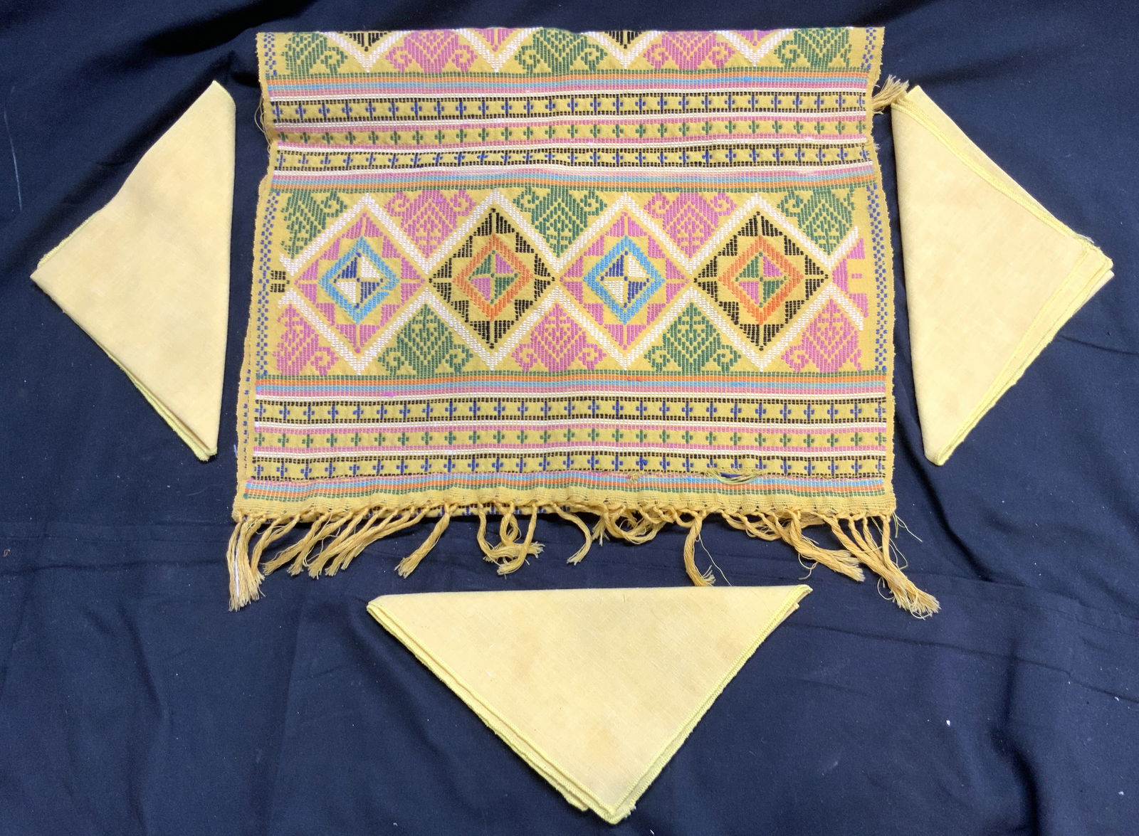 Lot 4 Assorted Table Runner & Napkins (1 of 6)