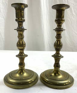Pair Vintage Victorian Brass Tabletop Candlesticks: Lot includes 2 candlesticks. Each are gold toned and brass. Candlesticks are Victorian. Each piece has circular shaped bases. Candlesticks each measure approximately 9.25 inches tall, 4.25 inches wide