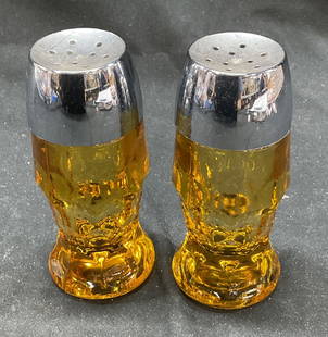 Set 2 Vtg Anchor Hocking Amber Glass Salt&Pepper: Set 2 vintage anchor hocking amber glass salt and pepper shakers set. Amber colored pressed glass. Metal head with glass body. 4 x 1.5 inches. Some surface wear consistent with exposure. Anchor hockin
