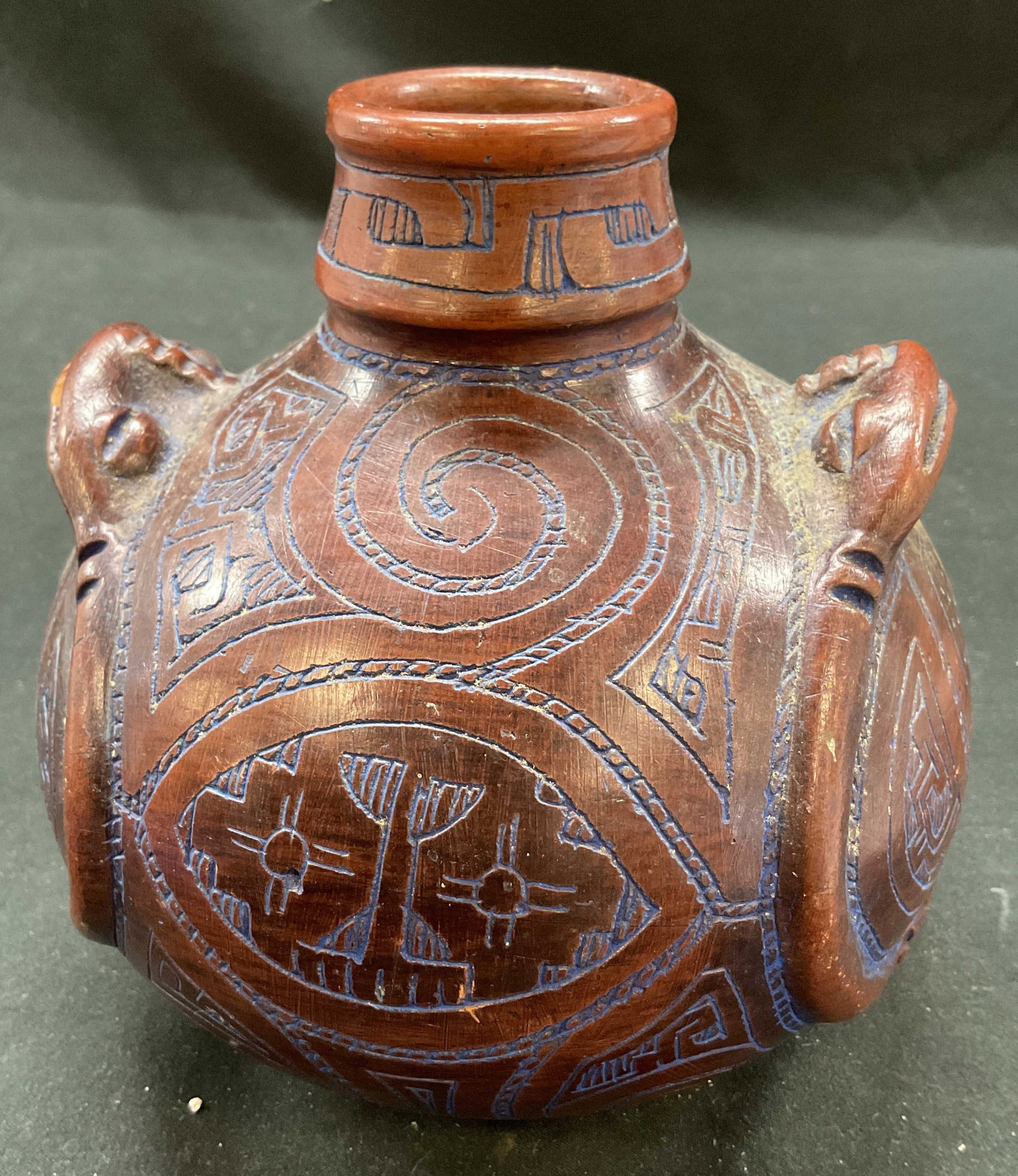 Vtg Marivaldo Madajoara Pottery Vase Vessel Brazil: Vintage marvaldo madajoara pottery vase vessel. Carved Geometric designs. Hand painted, hand made. Signed on underside. Made in Brazil. 6 x 6 inches. Some surface wear consistent with exposure, slight