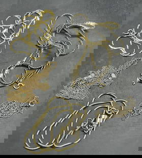 Lot 5 Vintage Gold Tone Metal Necklaces & Chains: Five Vintage Gold Tone Metal Necklaces & Chains. Some pieces do not have clasp closures, upcycle / jewelry makers. Longest chain measured end to end approx. 30 inches in length. Discoloration, losses,