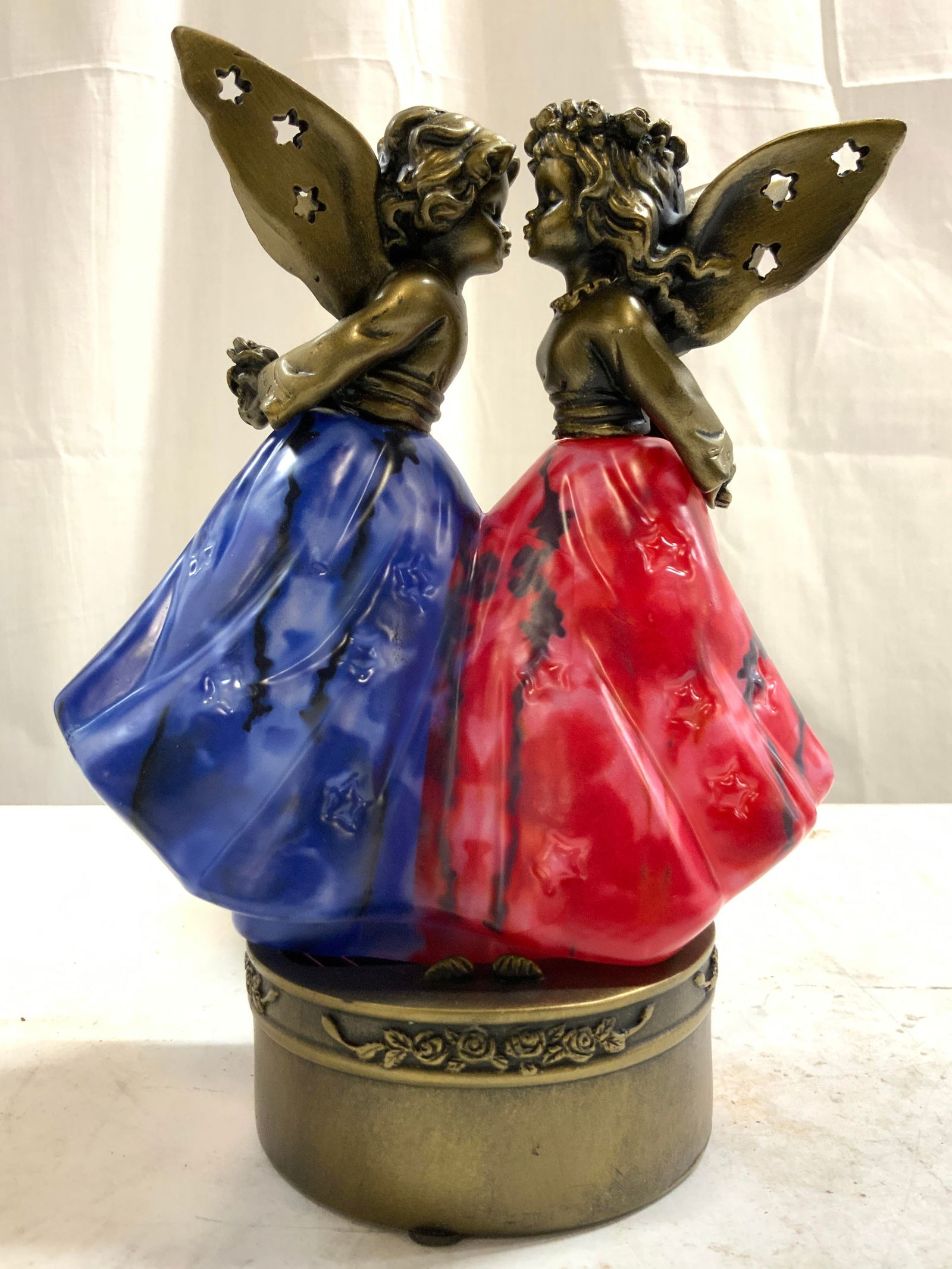 Kissing Angels Art Gls & Resin Tbl Lamp (1 of 8)