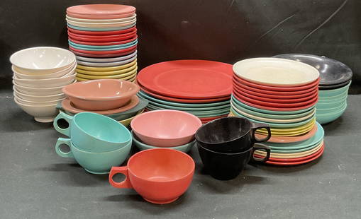 Group Lot 91 MCM Vintage Melamine Tableware: Group lot of 91 pieces vintage mid century modern melamine tableware. Assorted brands, styles and colors. Some labels include Branchelle, Boontonware, Mello Ware, and Somerset. Lot includes 25 saucers