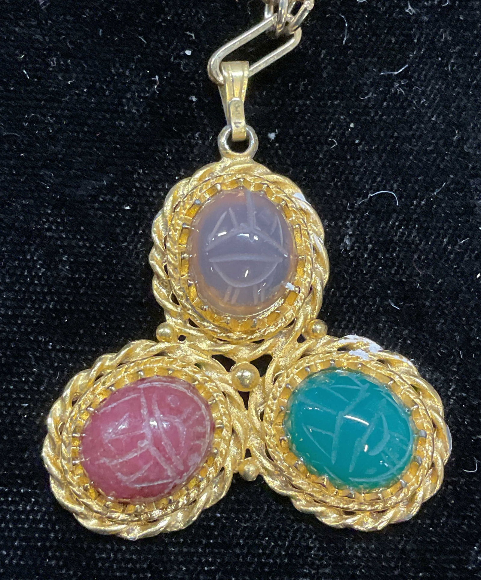 Vtg Gold Tn Semiprecious Scarab Pendant Necklace: Vintage gold tone pendant with semiprecious carved stone scarab cabochons. Drop length approx 10.5 inches. Pendant approx 1.5 x 1.5 inches. Some wear including scratching observed. Jewelry, estate jew