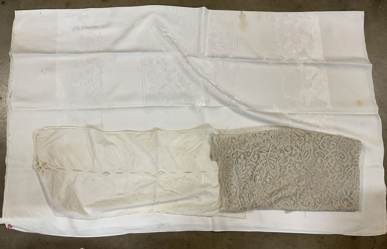 Lot 3 Linen Lace Nylon Table Cloths (1 of 8)