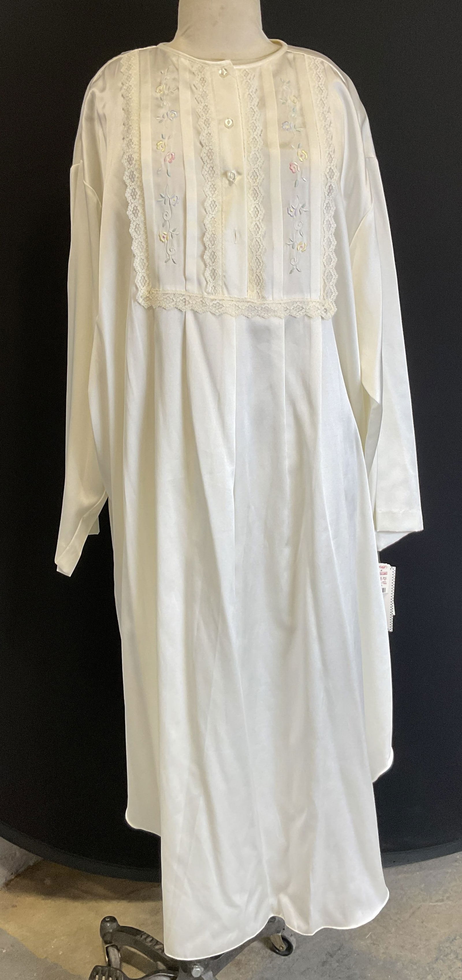 Vtg Carole Hochman Polyester Cream Nightgown (1 of 7)