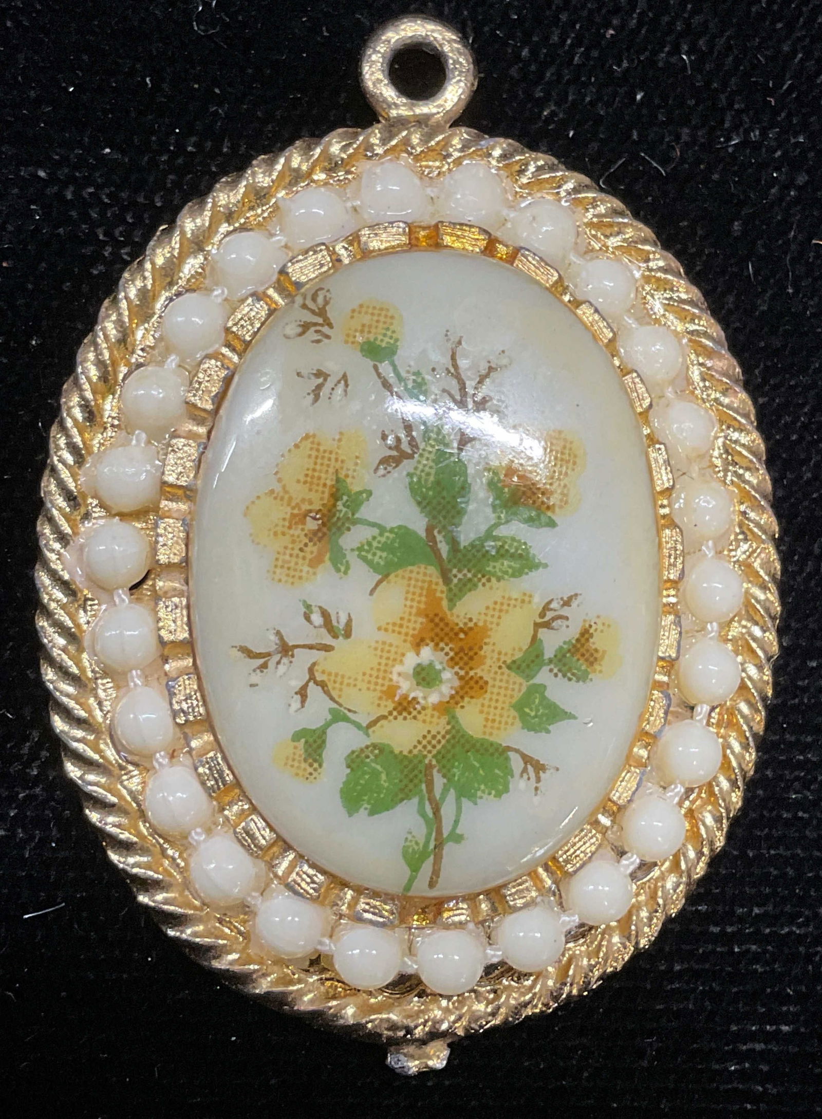 Vintage Gold Tn Floral Cabochon Pendant: Vintage gold tone pendant with floral motif lucite cabochon. Measures approx 1.5 x 1 inches. Some wear including scratching observed. Jewelry, estate jewelry, costume jewelry, cocktail jewelry, fashio