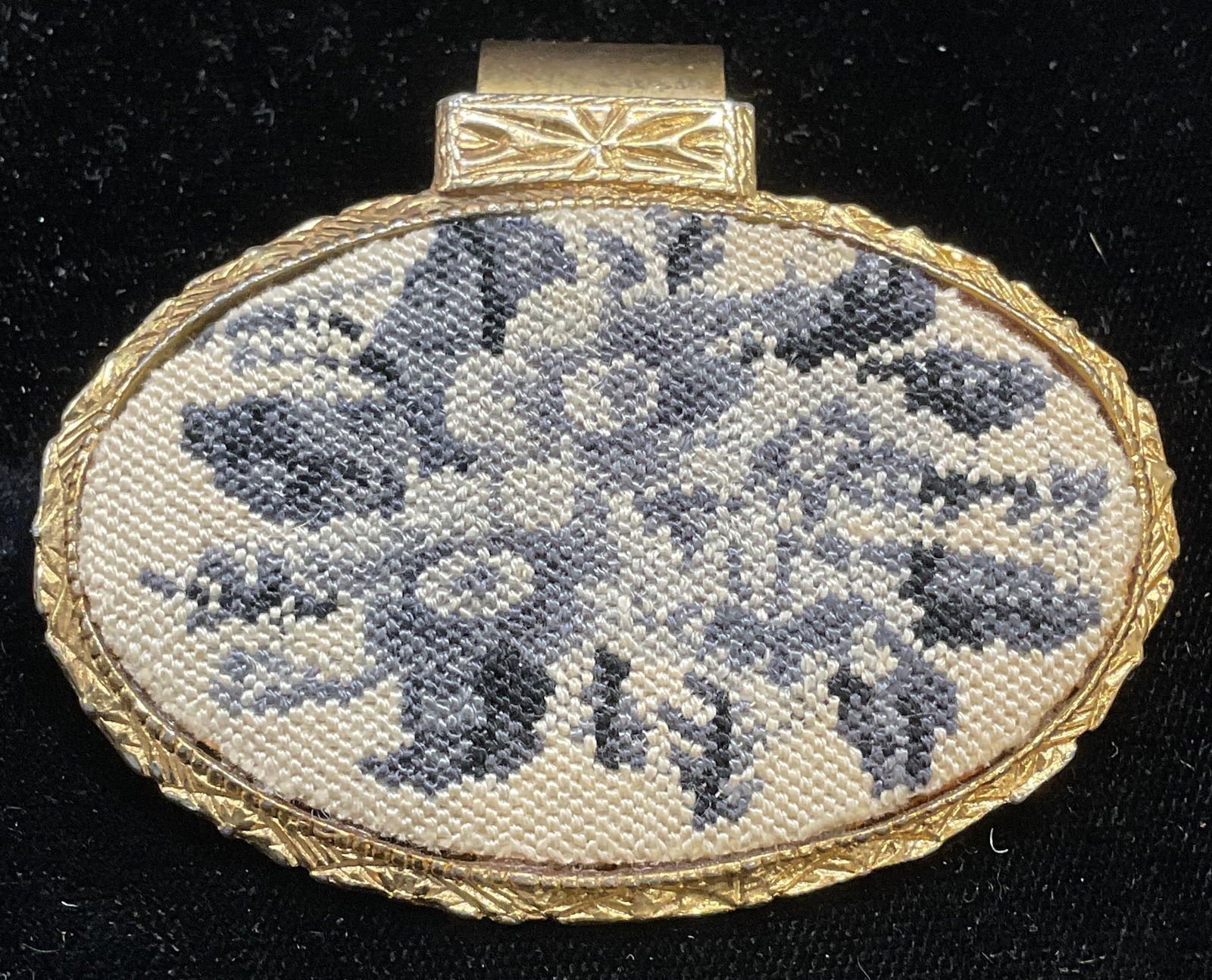 Vintage Lipstick Holder Needlepoint Compact (1 of 6)
