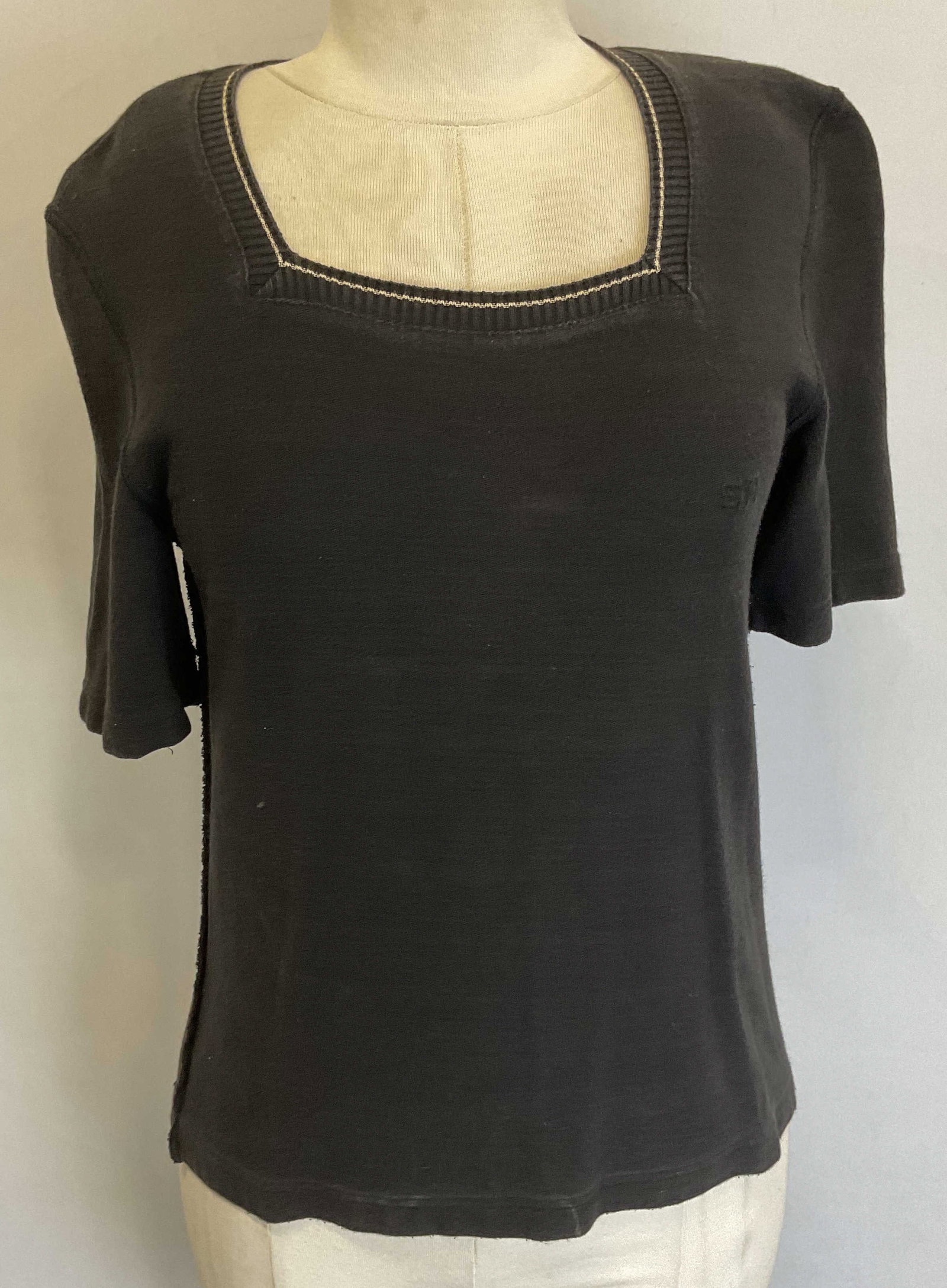 Sonia Rykiel Black Square Neck Cotton Top France: Sonia Rykiel black short sleeve square neck top. Size medium. 100% cotton. Made in France. Some blemishes. Sonia Rykiel top, designer top, designer fashion, black top, short sleeve top, cotton top, 10