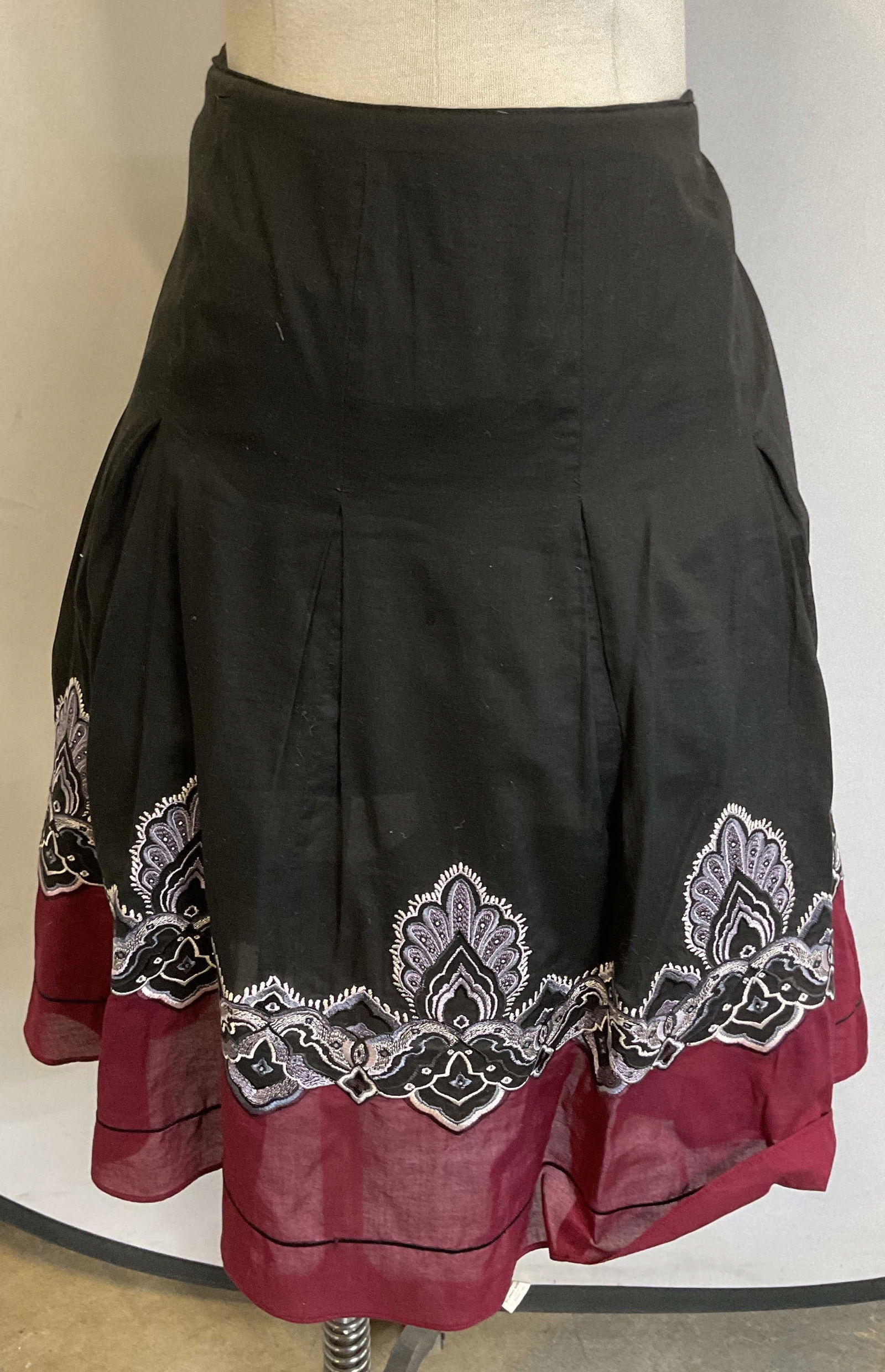 Anne Taylor Black Red Embroidered Cotton Skirt (1 of 6)