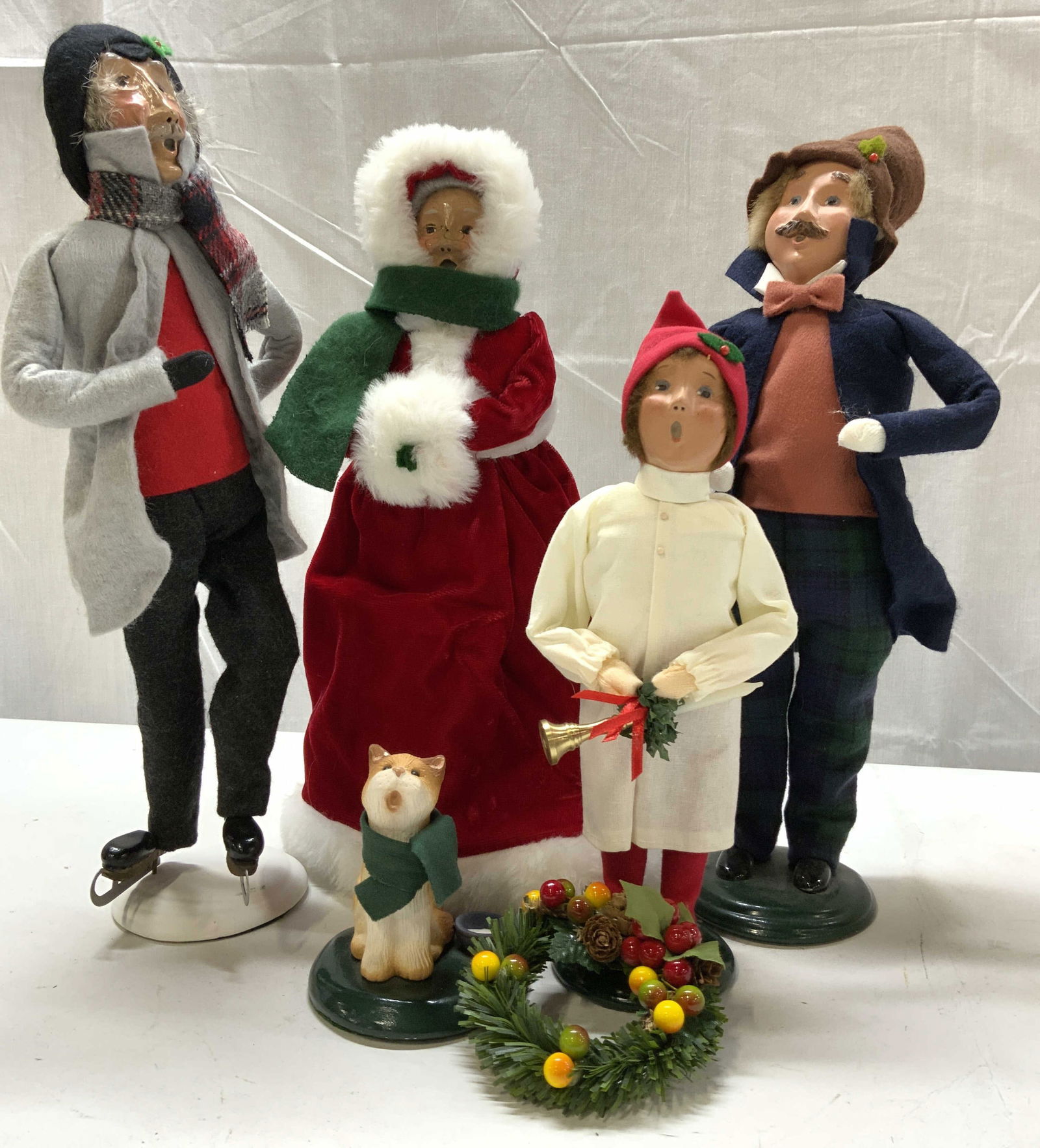 Lot 5+1990-2000s Byers Choice The Carolers Figs.: Lot 5+1990-2000s Byers Choice The Carolers Figs. Lot includes 4 Carolers figurines & 1 orange cat. Figurines are wearing winter Christmas attire. Signed & marked on underside. Reads BYERS CHOICE THE C