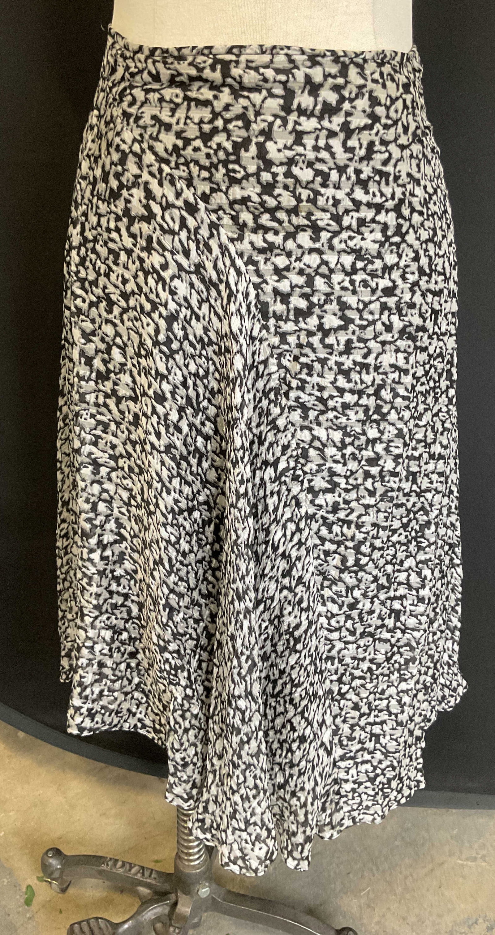 Dana Buchman Grey Black Silk Midi Skirt: Dana Buchman great and black abstract print midi length skirt. 100% silk. Size 14. Some blemishes observed. Dana Buchman skirt, designer skirt, designer fashion, silk skirt, grey skirt, black skirt, m