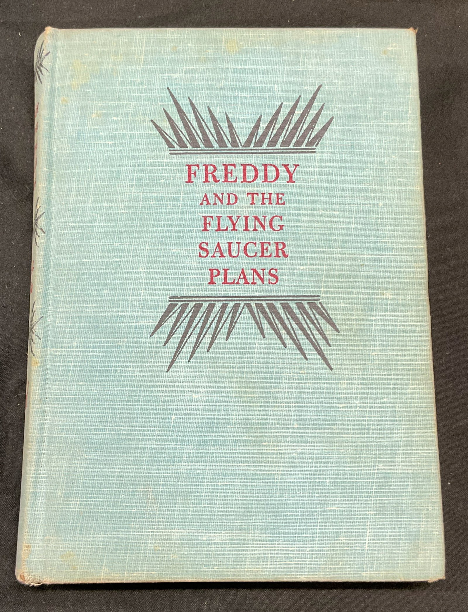 1st Edt Freddy & Flying Saucer, Brooks, Illustr: Hardcover copy of Freddy and the Flying Saucer Plans by Walter R Brooks. Published by Alfred A Knopf, 1957. First edition. Illustrated. Measure approx 8 x 5.5 inches. Some wear to cover, pages, and bi