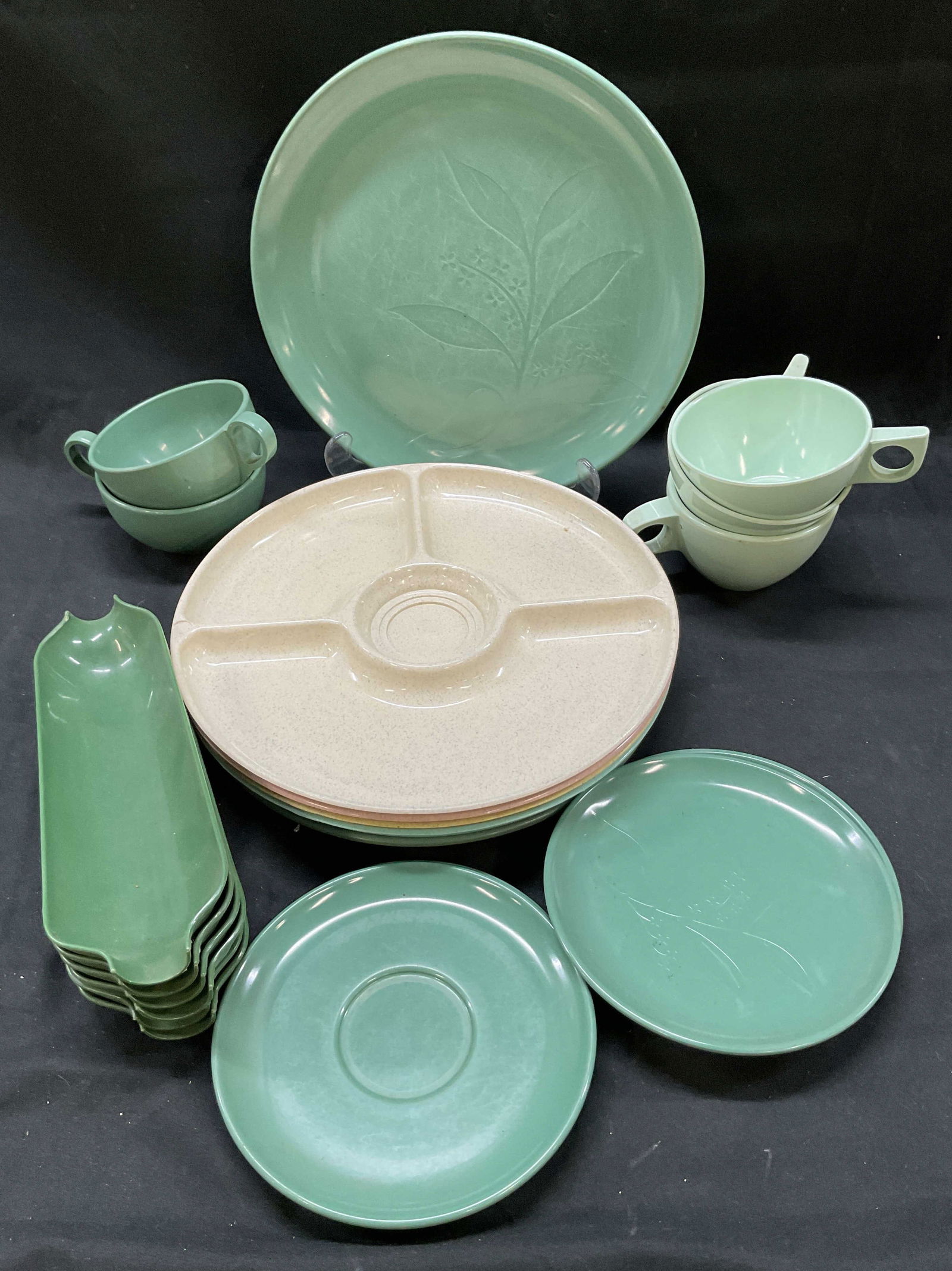 Lot 21 Melamine Plastic Dishware BOONTON USA +: Lot 21 melamine dishware. Lot includes BOONTON, USA, Gotham ware, International, Cymac, Royal, Brookpark. Plastic corn on cob trays, cups, saucers, dessert plates, dinner plates, divided plates. Dinne