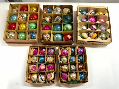 WOOLWORTHS 60 Vntg Christmas Bulb Tree Ornaments: Some boxes are trademarked WOOLWORTHS. Lot includes 60 Christmas tree bulb ornaments. Each set includes original boxes. Assorted multi toned Christmas tree ornaments. Believe to include Shiney Brites.