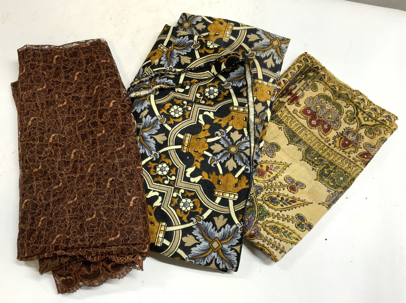 Lot 3 Assorted Tablecloths & Textiles (1 of 6)