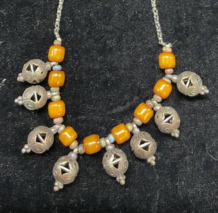Vtg Bronze Tone Glass Beaded Necklace: Vintage bronze tone glass beaded necklace. Butterscotch bakelite beads. Bronze or Bedouin silver plated. Ethnic jewel beads. Barrel clasp. 8.5 inches long when clasped. Discoloration, residue present.