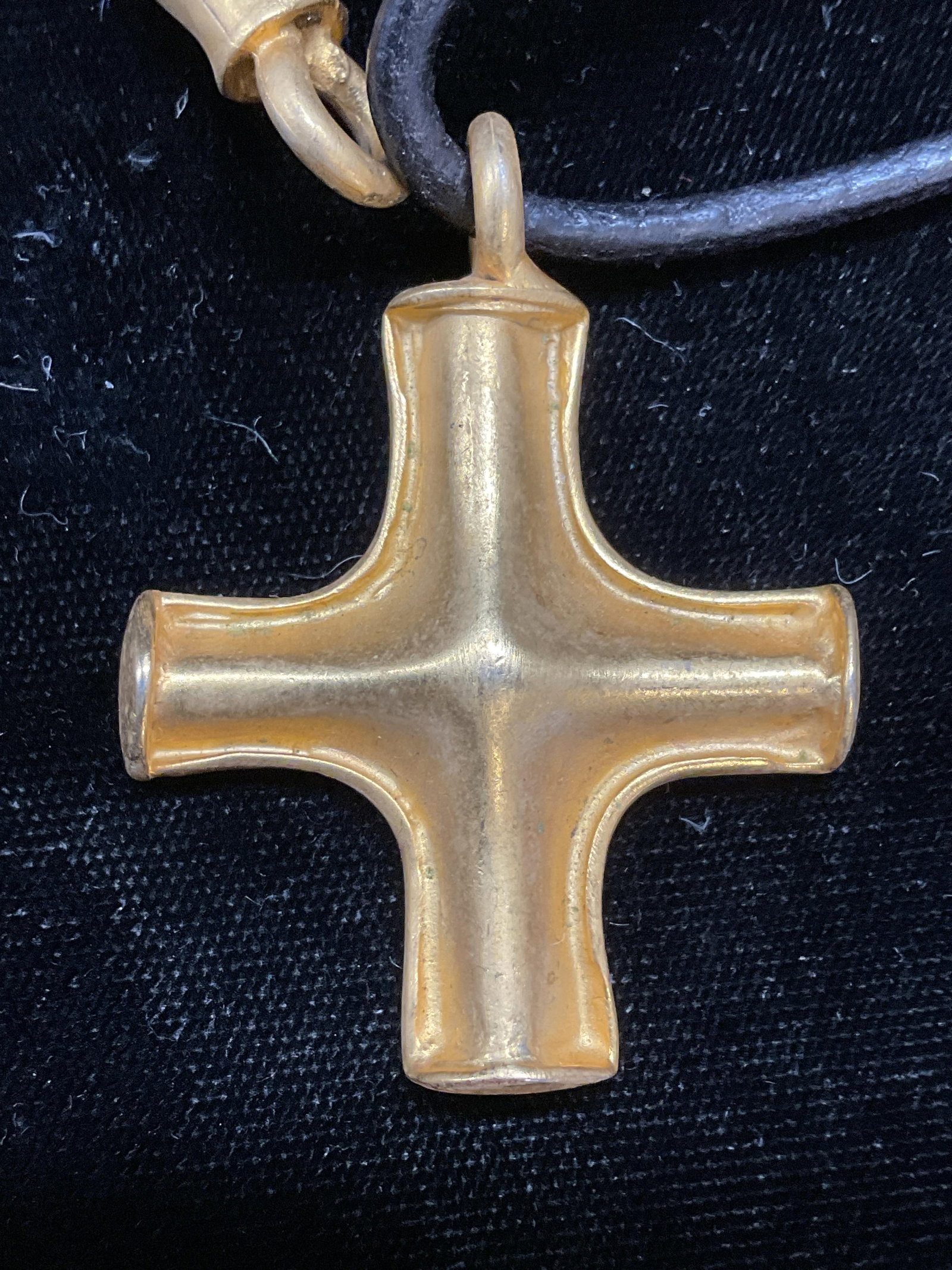 DK Co Gold Tone Cross Pendant Necklace: DK Co gold tone cross pendant necklace. Signed. Drop length approx 7.5 inches. Clasp needs repair. Some wear including scratching observed. Jewelry, estate jewelry, costume jewelry, cocktail jewelry, 