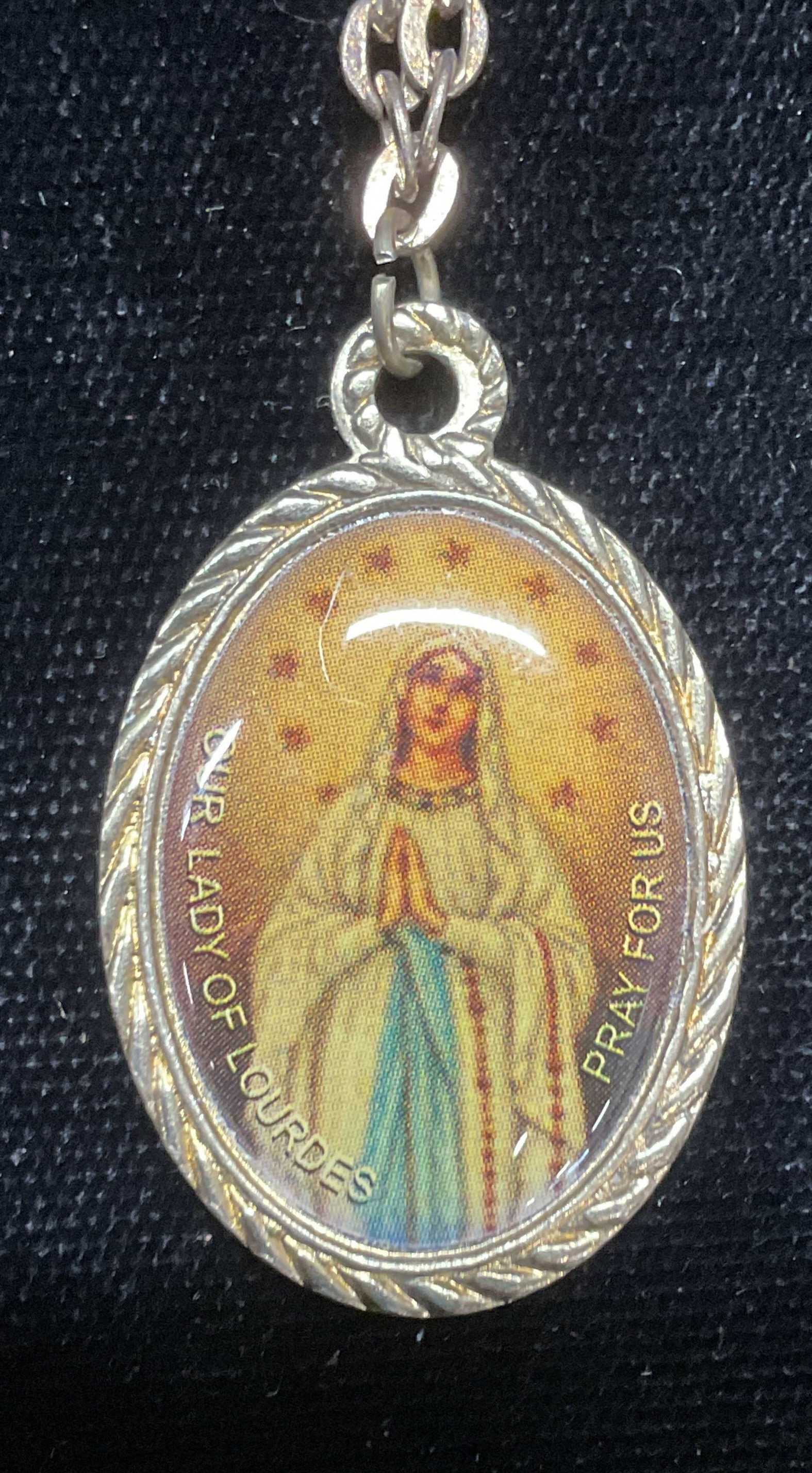 Vtg Gold Tone Virgin Mary Pendant Necklace: Vintage gold tone Virgin Mary pendant necklace. Drop length approx 12 inches. Chain needs repair. Some scratching observed. Jewelry, estate jewelry, costume jewelry, cocktail jewelry, fashion jewelry,