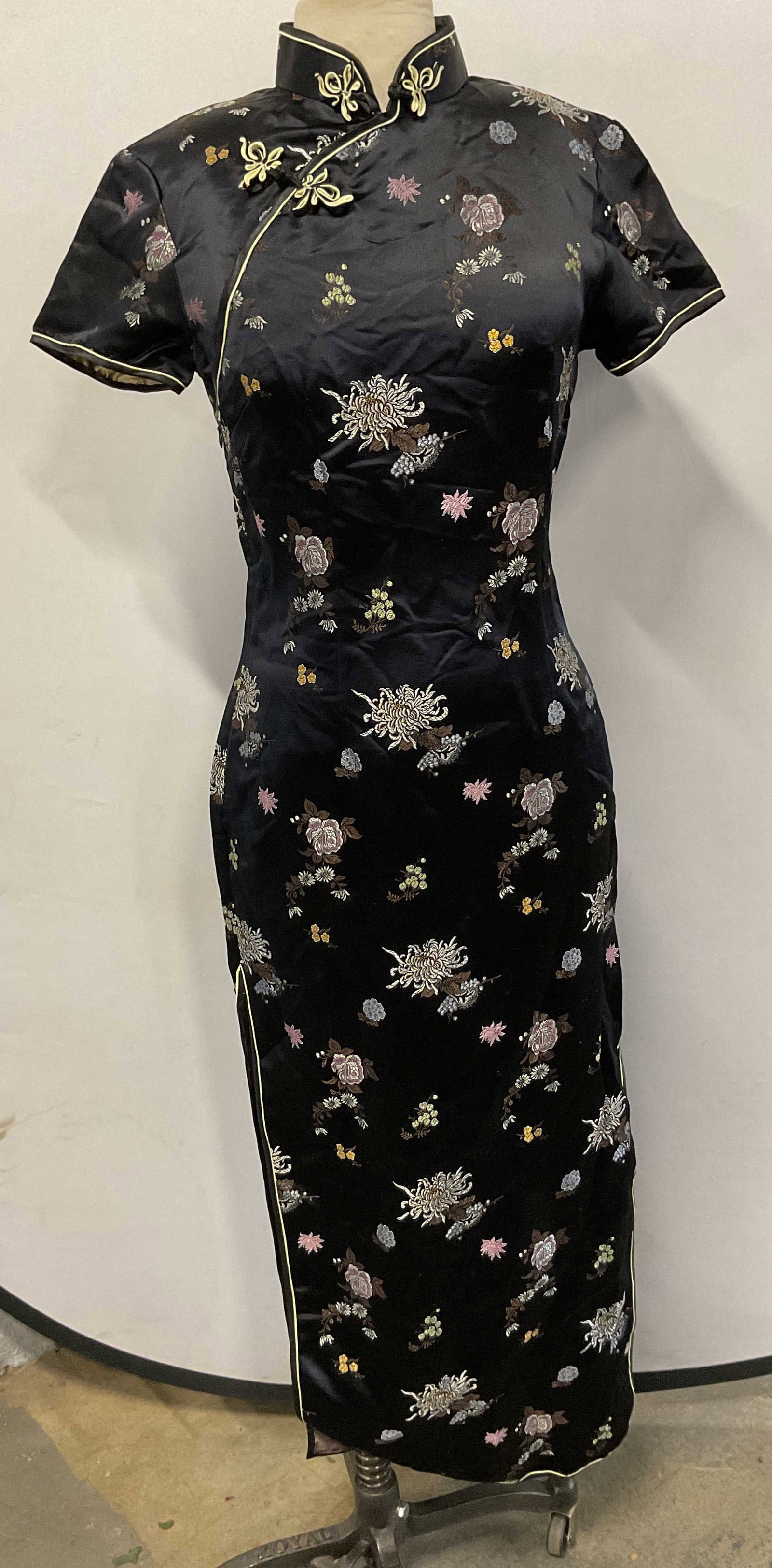 Vtg Da Hwa Black Embroidered Floral Qi Pao: Vintage Da Hwa Black embroidered floral qi pao. Black background with scattered motifs of various flowers. Ride side zipper with snap buttons. Material tag not attached, appears to be rayon satin. 17 