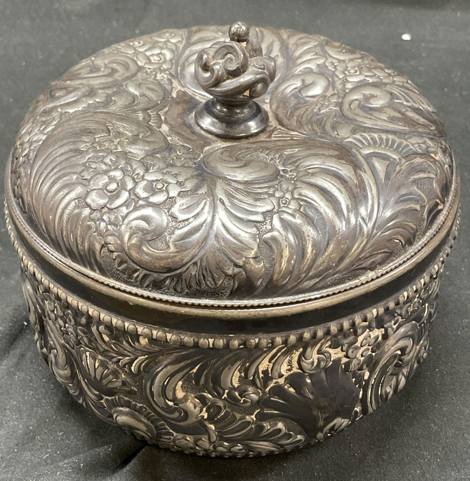 Vtg SILVERPLATE Wilcox Quadruple Plated Lidded Box (1 of 8)