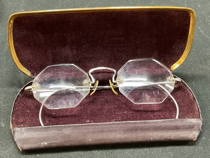Vtg American Optical Silver Wire Rim Glasses: Vintage American Optical silver wire rim glasses and glasses case. Prescription eyeglasses. Ornate eyeglasses with Octagonal lens. Comes with case. Maroon velvet lining in case. Glasses measure 4.5 in