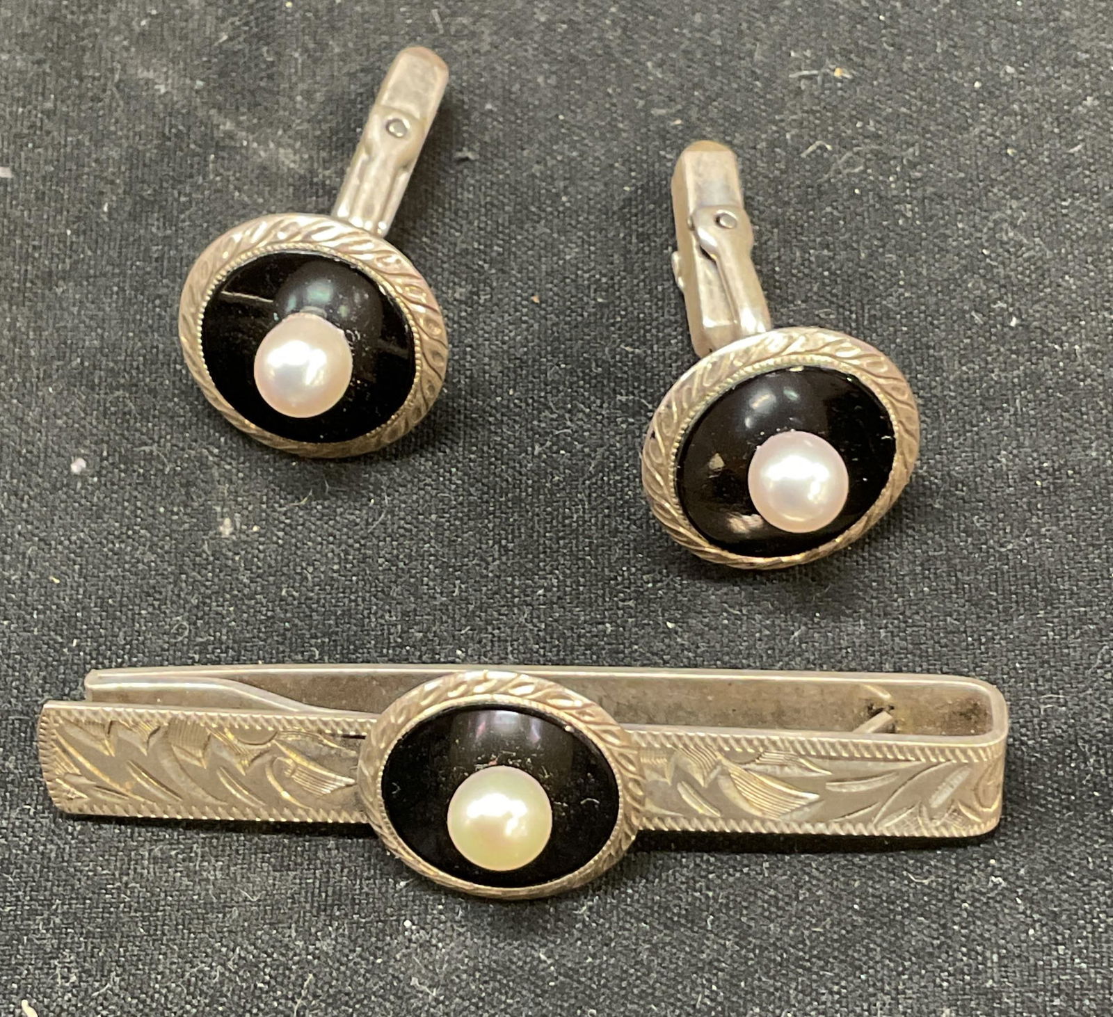 Set 3 Engraved Silver Pearl Cufflinks and Tie Clip (1 of 7)