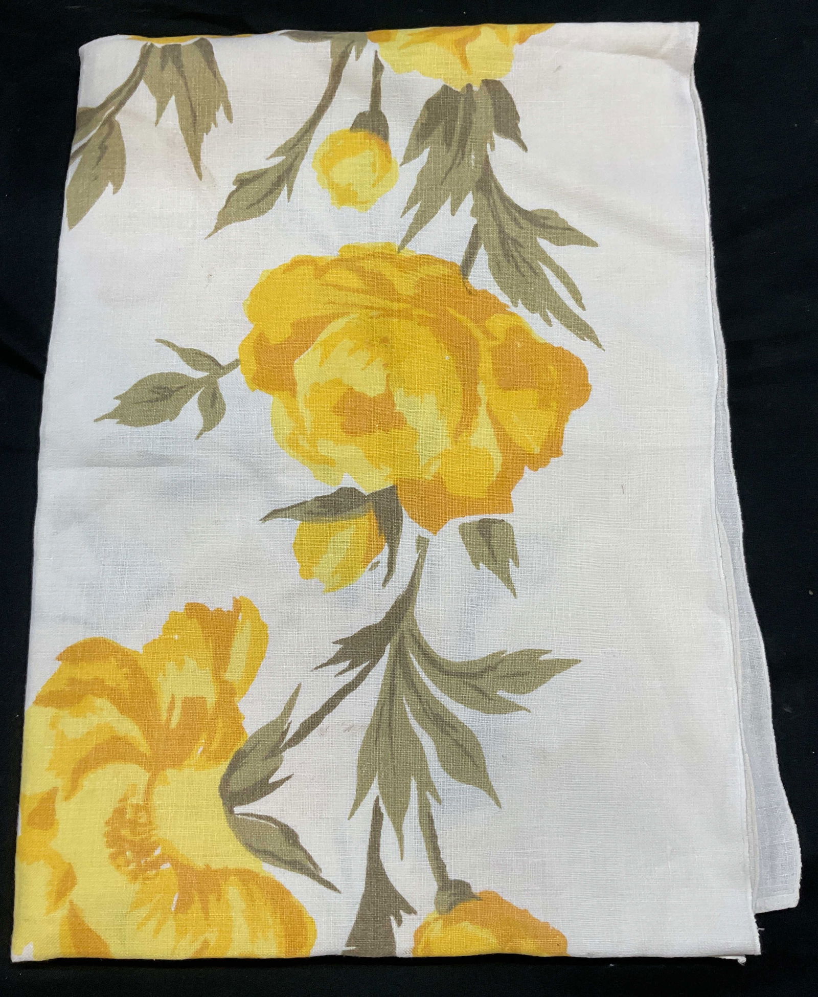 Vintage Yellow Floral Print Tablecloth: Vintage yellow and white floral print tablecloth. Feels like cotton. Measures approx 70 x 50 inches. Some blemishes. Tablecloth, vintage tablecloth, floral tablecloth, table decor, table accessories,