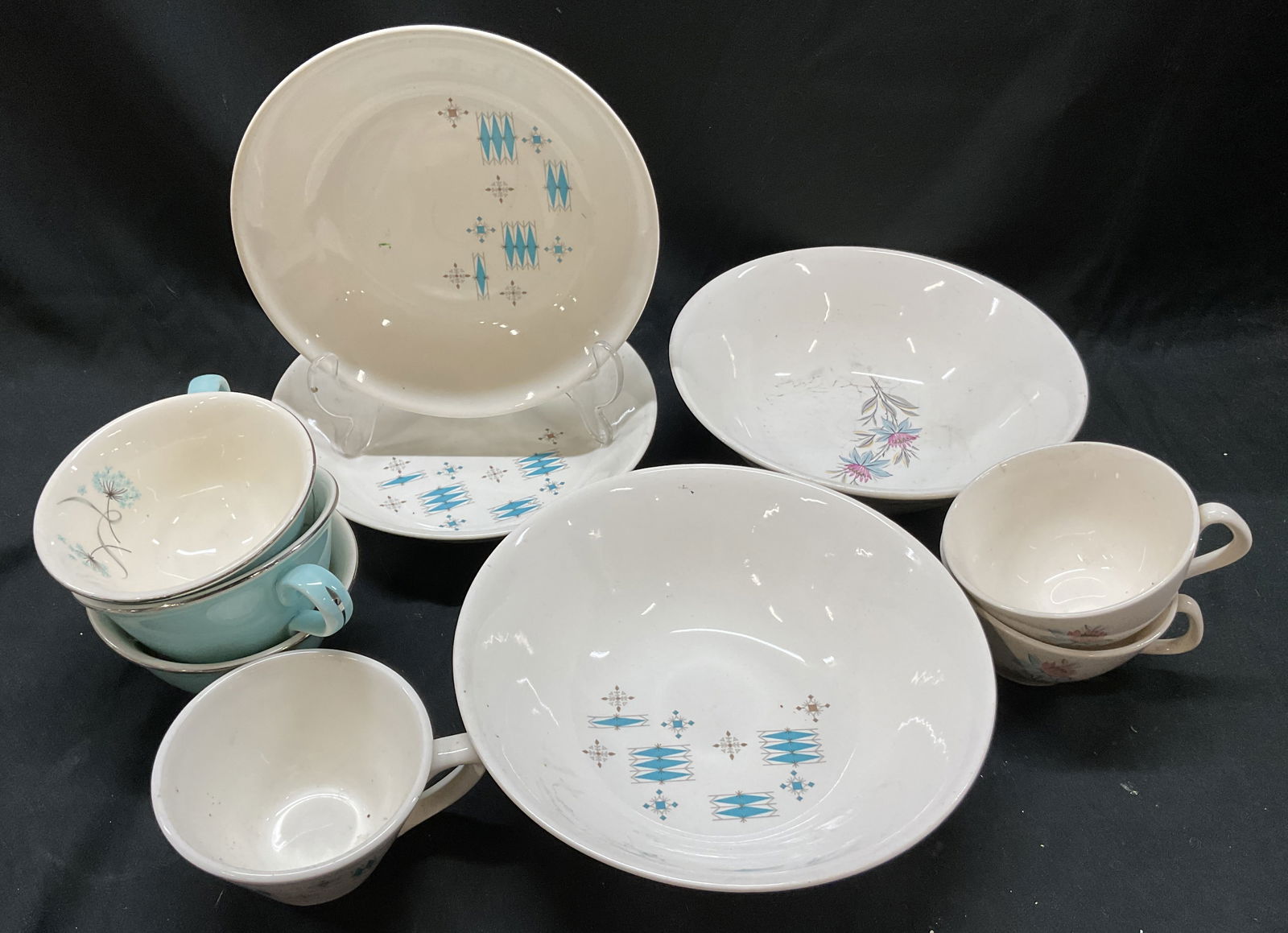 Lot 10 Sabin China TS&T Mount Clemens Dishware USA: Lot 10 Sabin China Taylor Smith Taylor Mount Clemens Dishware. Blue lace footed tea cups, modern blue serving blue, soup bowls. Serving bowl measures 8.25 x 2.5 inches. Signed on underside. Some surfa