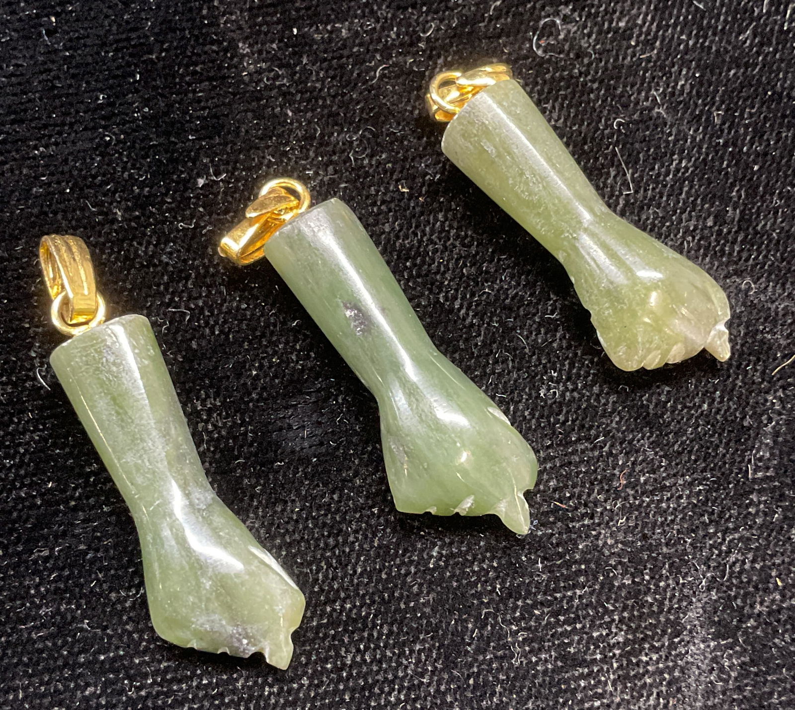 Lot 3 Vintage Carved Jade Hand Pendants (1 of 7)