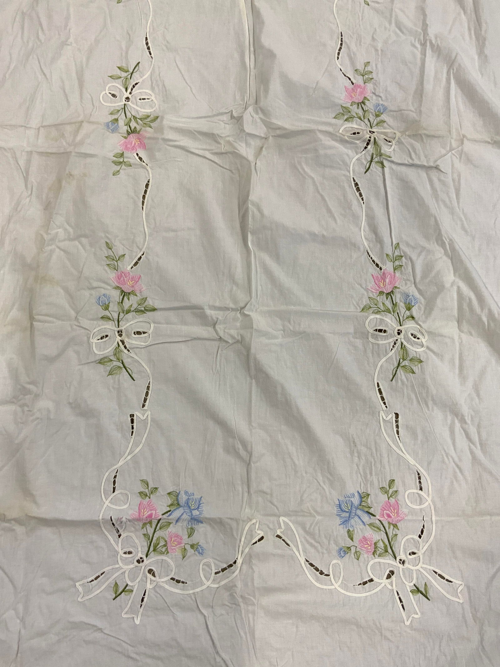 IMPERIAL ELEGANCE Table Cloth W Floral Detail (1 of 7)