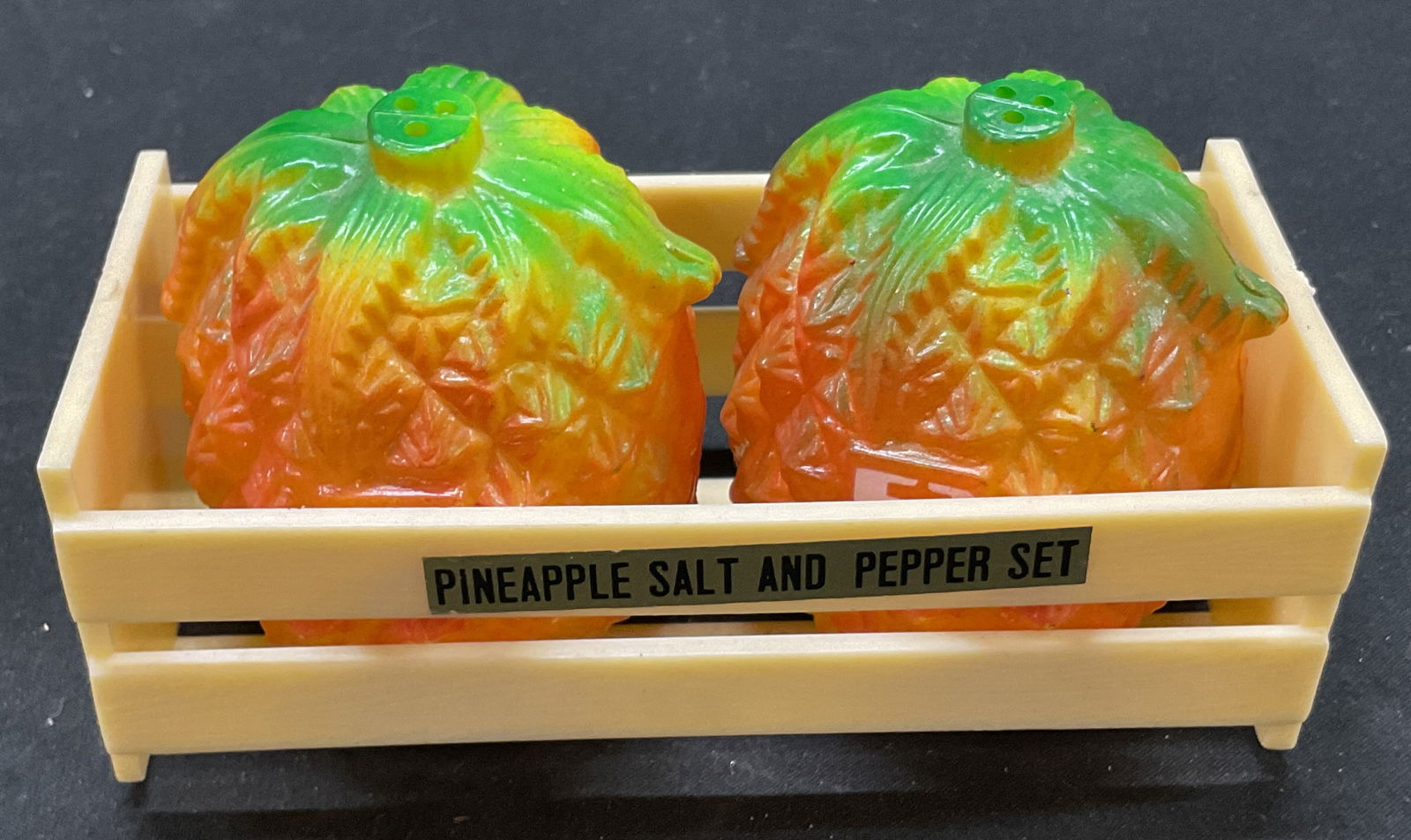 Vtg Plastic Pineapple Salt & Pepper Set (1 of 7)