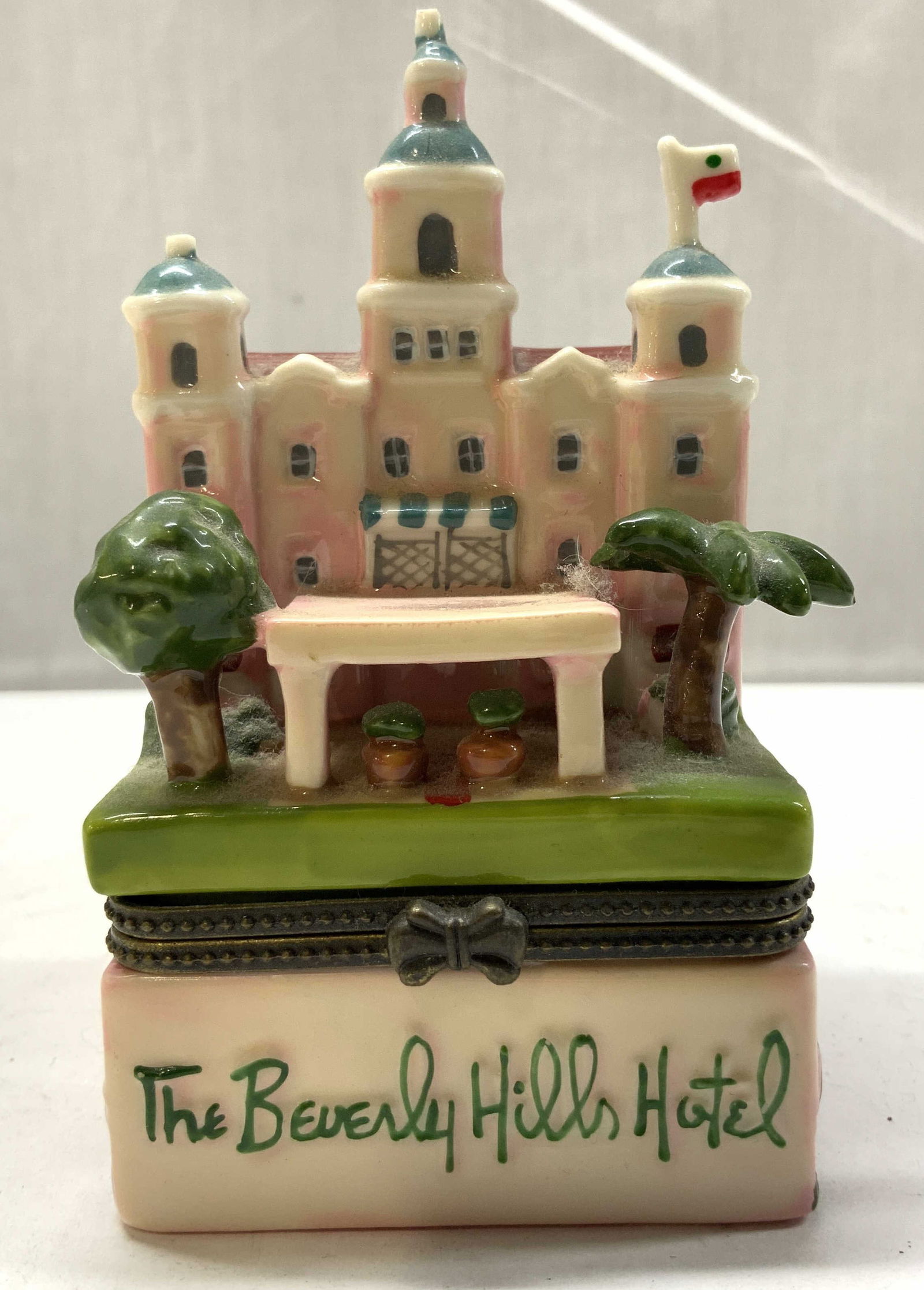 D.N&E.I. The Beverly Hills Hotel Porc Trinket Box (1 of 7)