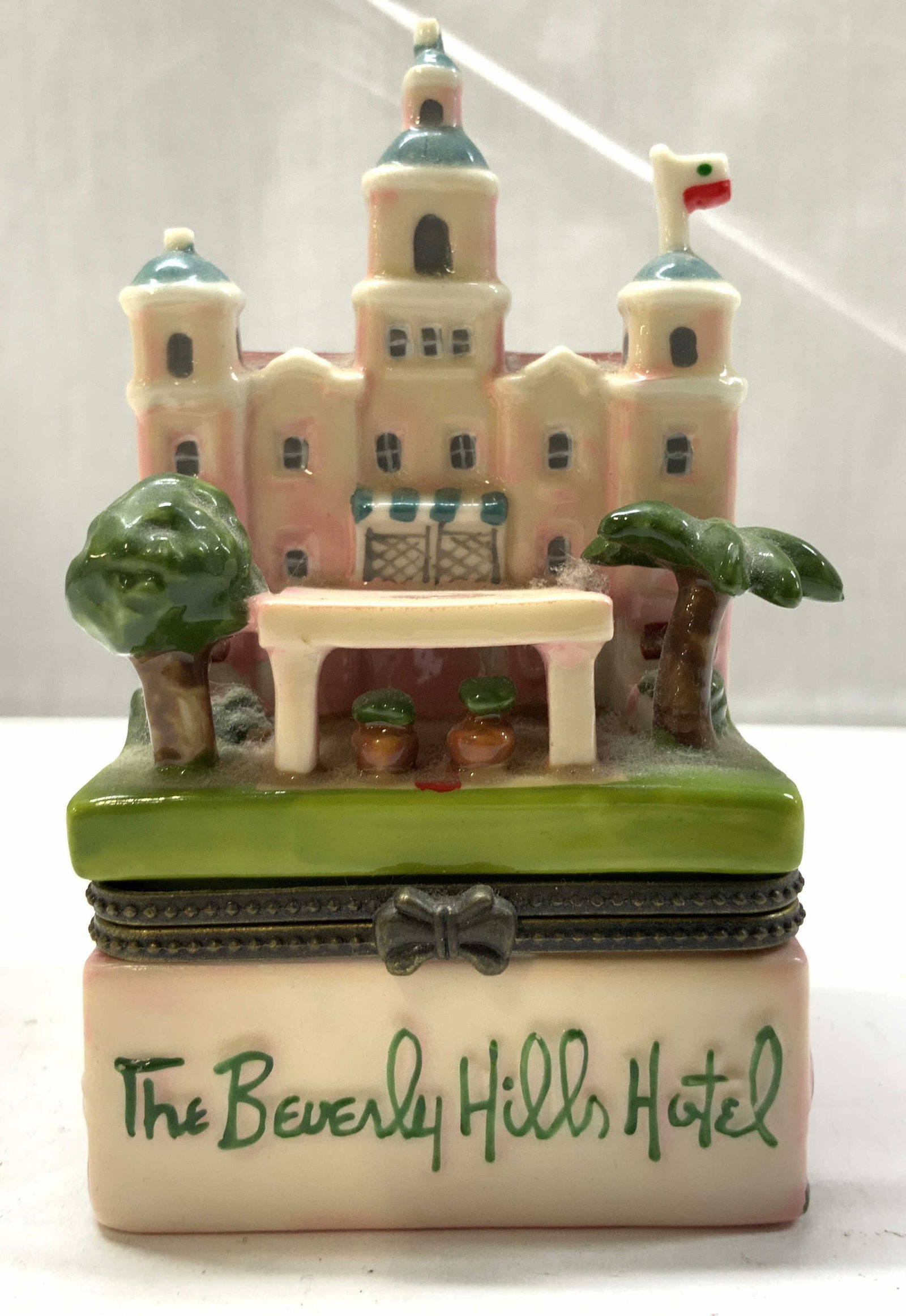 D.N&E.I. The Beverly Hills Hotel Porc Trinket Box (1 of 8)