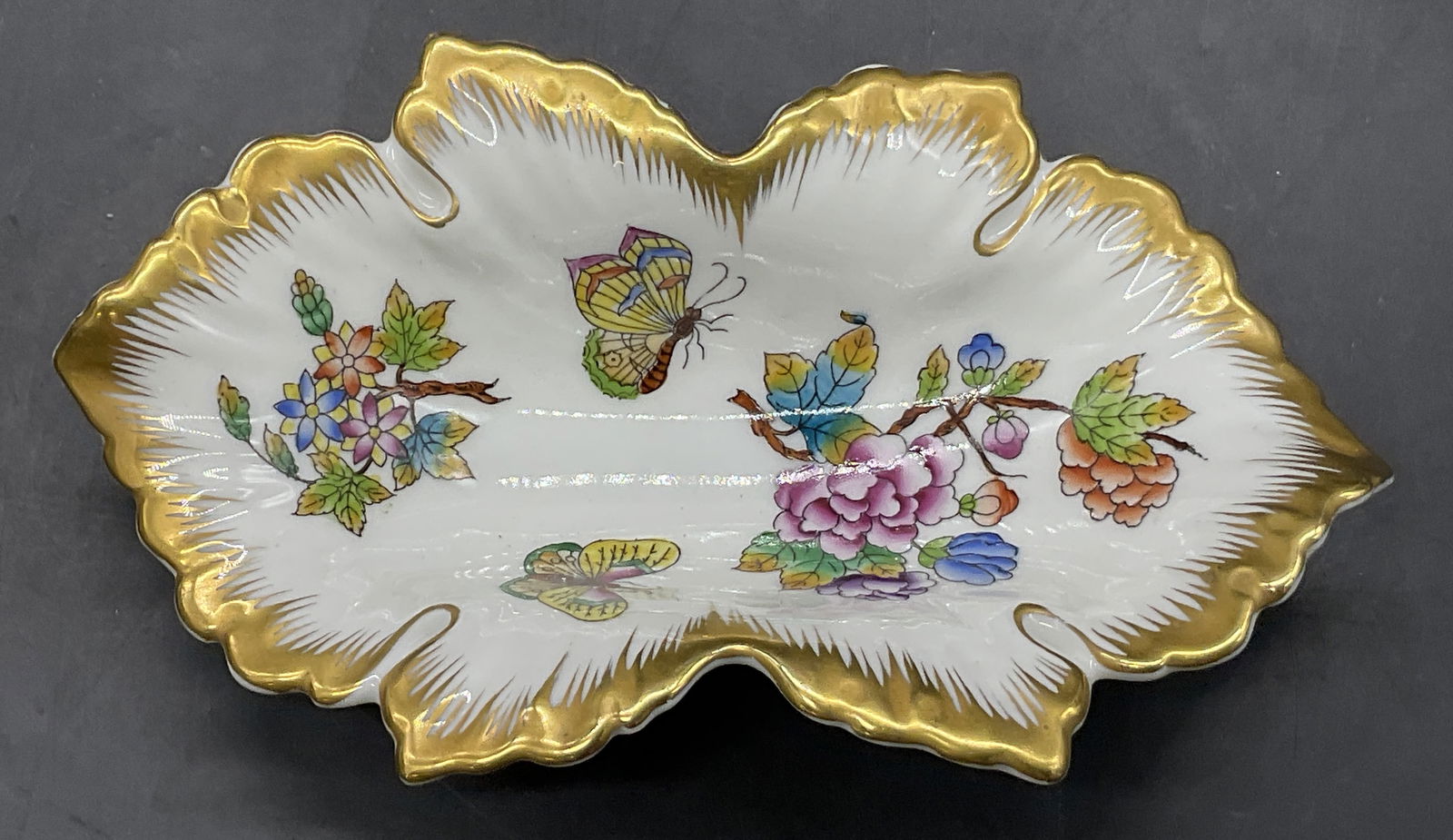 HEREND HUNGARY Queen Victoria Porcelain Leaf Dish (1 of 8)