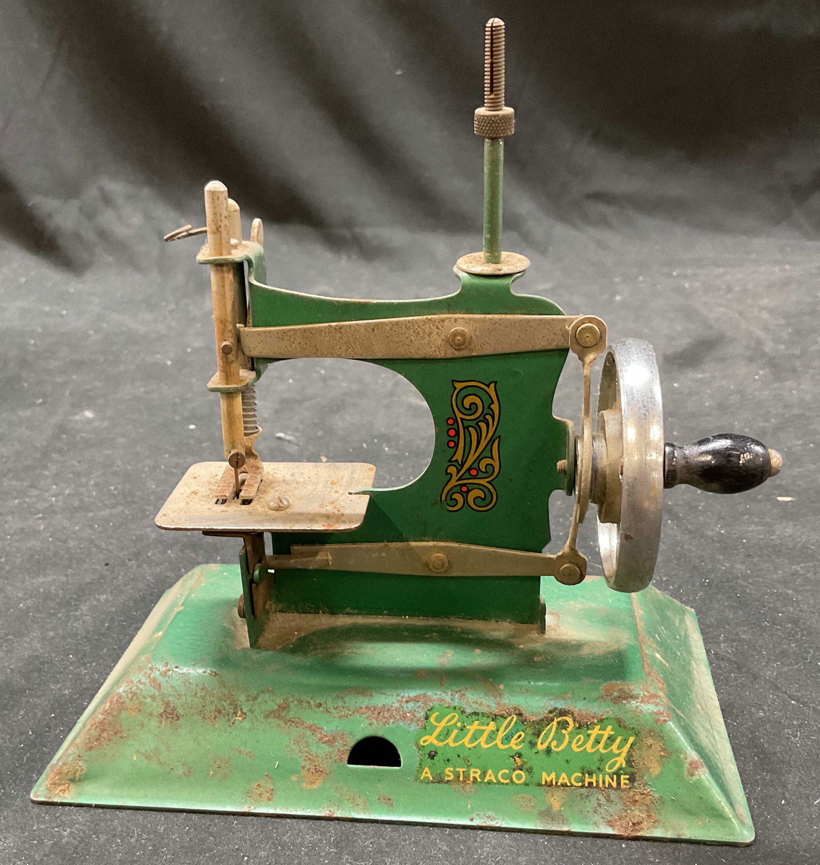 Vtg Little Betty Hand Operated Sewing Machine (1 of 6)