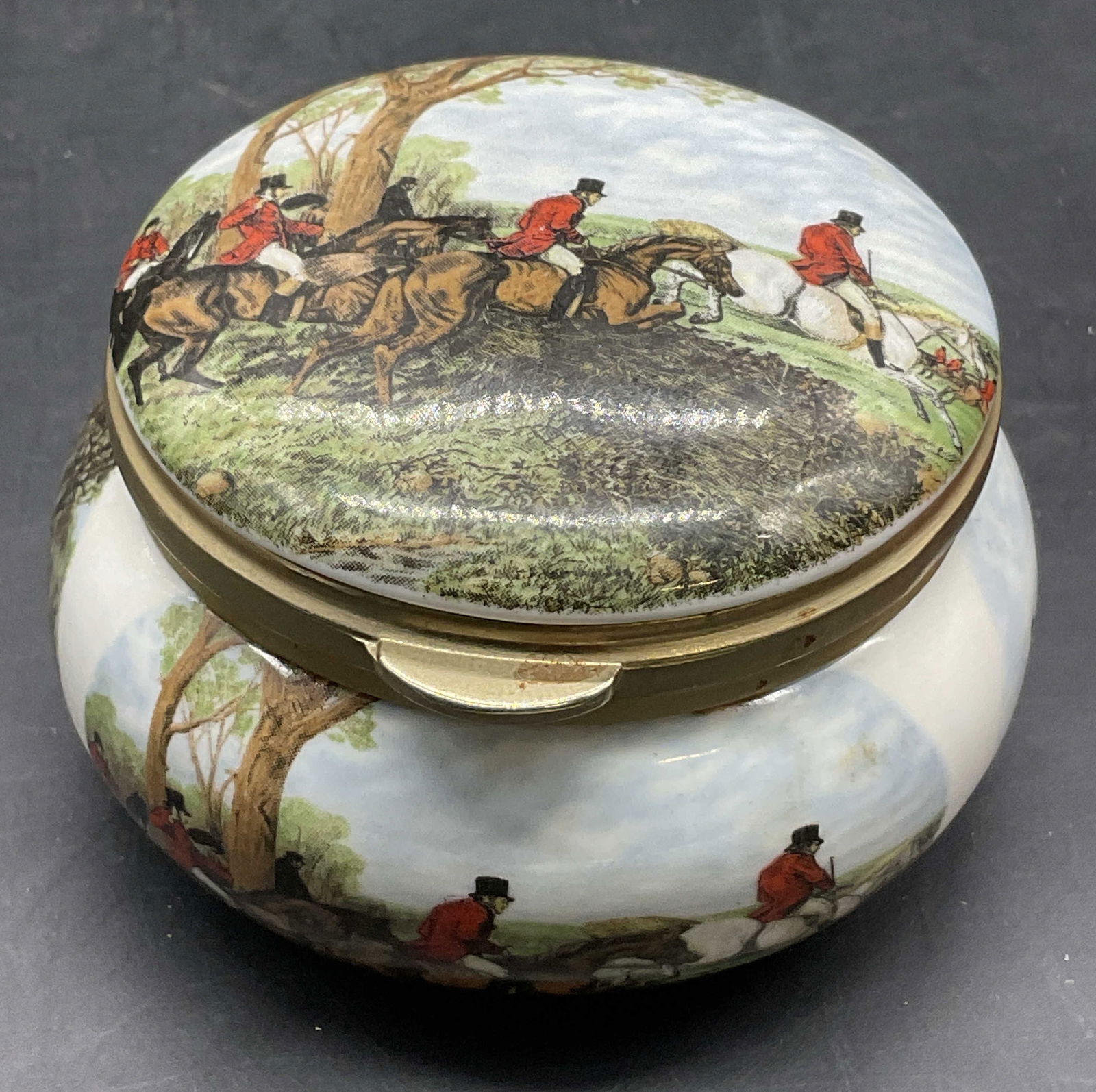 AVONDALE FINE BONE CHINA Trinket Box, England: AVONDALE FINE BONE CHINA Hinged Lid Trinket Box. Underside reads MADE EXCLUSIVELY FOR AVONDALE, FINE BONE CHINA STAFFORDSHIRE ENGLAND. Crafted from fine bone china and brass hued metal. Measures appro