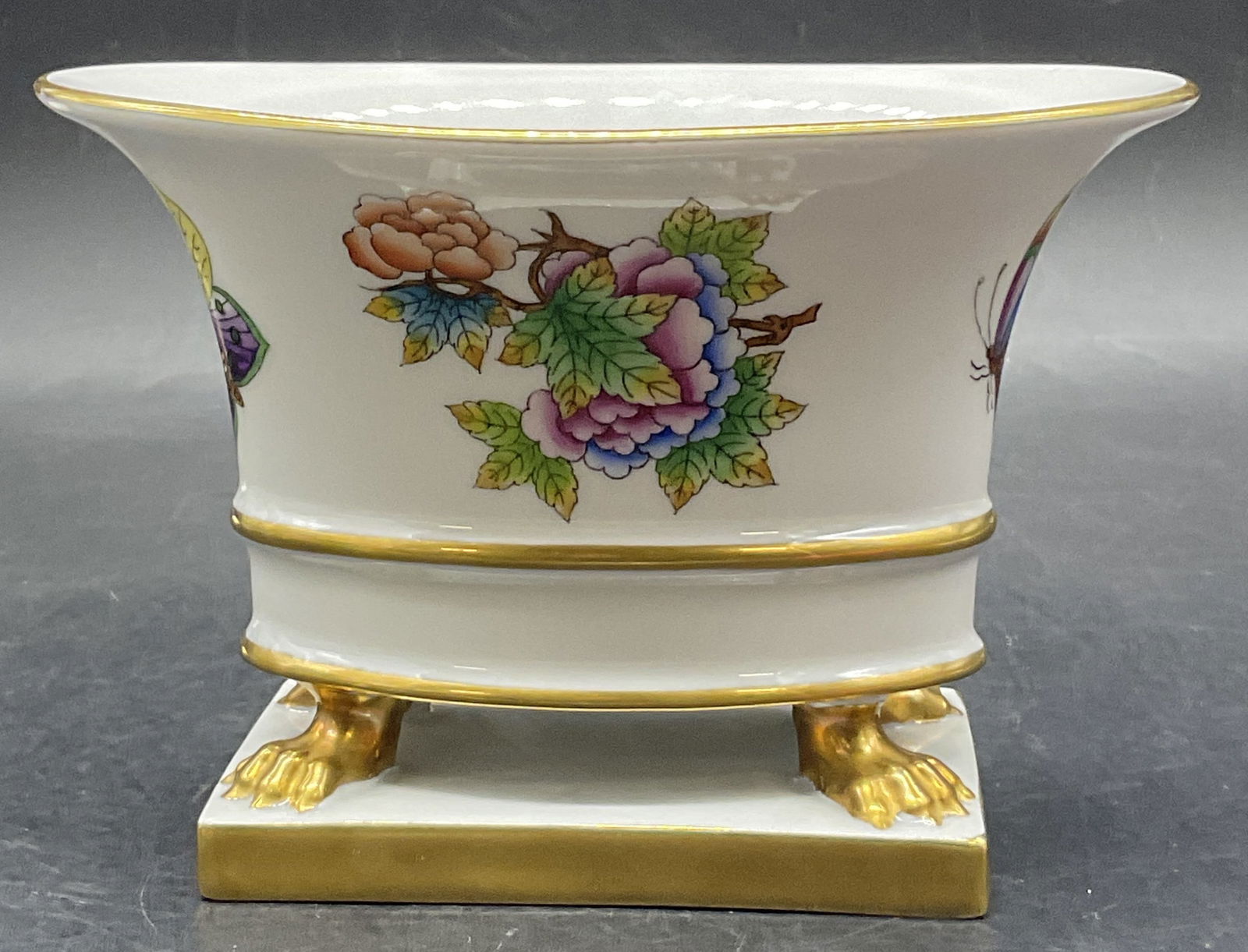 HEREND HUNGARY Porcelain Claw Footed Vase (1 of 9)