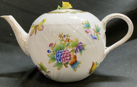 HEREND Queen Victoria Teapot W Rose Knob HUNGARY