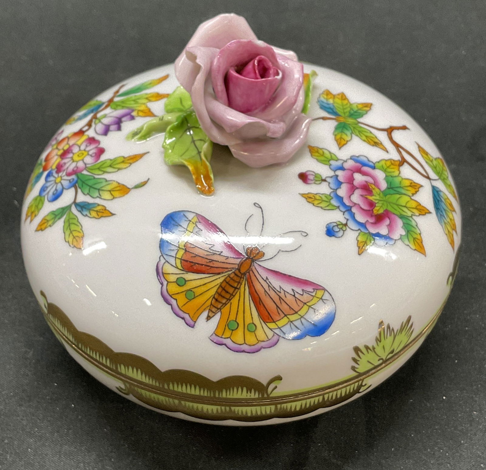 Vtg Herend Porcelain Queen Victoria Bonbonniere (1 of 7)