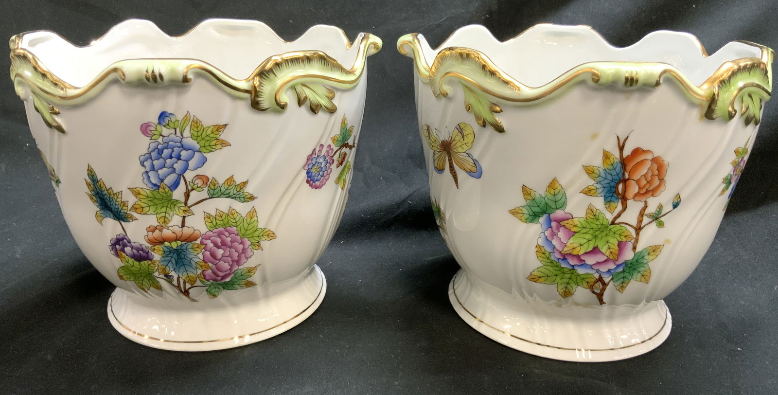 HEREND Pr Vntg Porc Footed Floral Cache Pots (1 of 9)